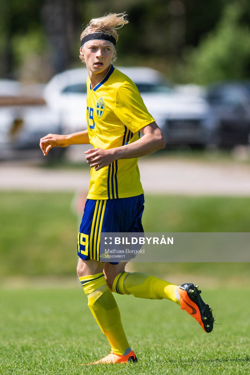 Sveriges Elvis Lindqvist under fotbollsmatchen i fyrnationersturneringen mellan Österrike och Sverige den 22 Maj 2018 i Henån.