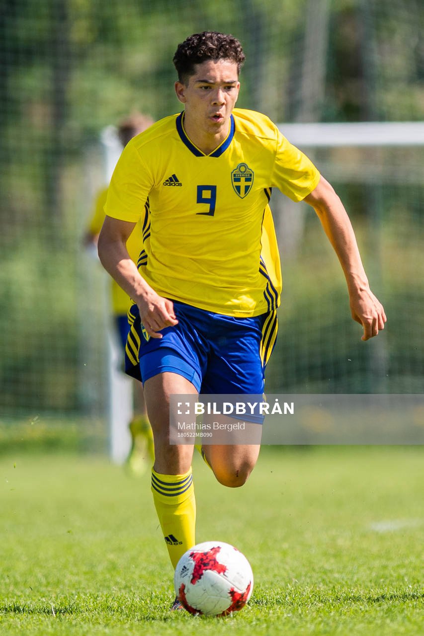 Sveriges Lucas Lima driver bollen