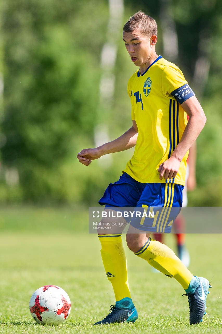 Sveriges Alexander Nilsson driver bollen