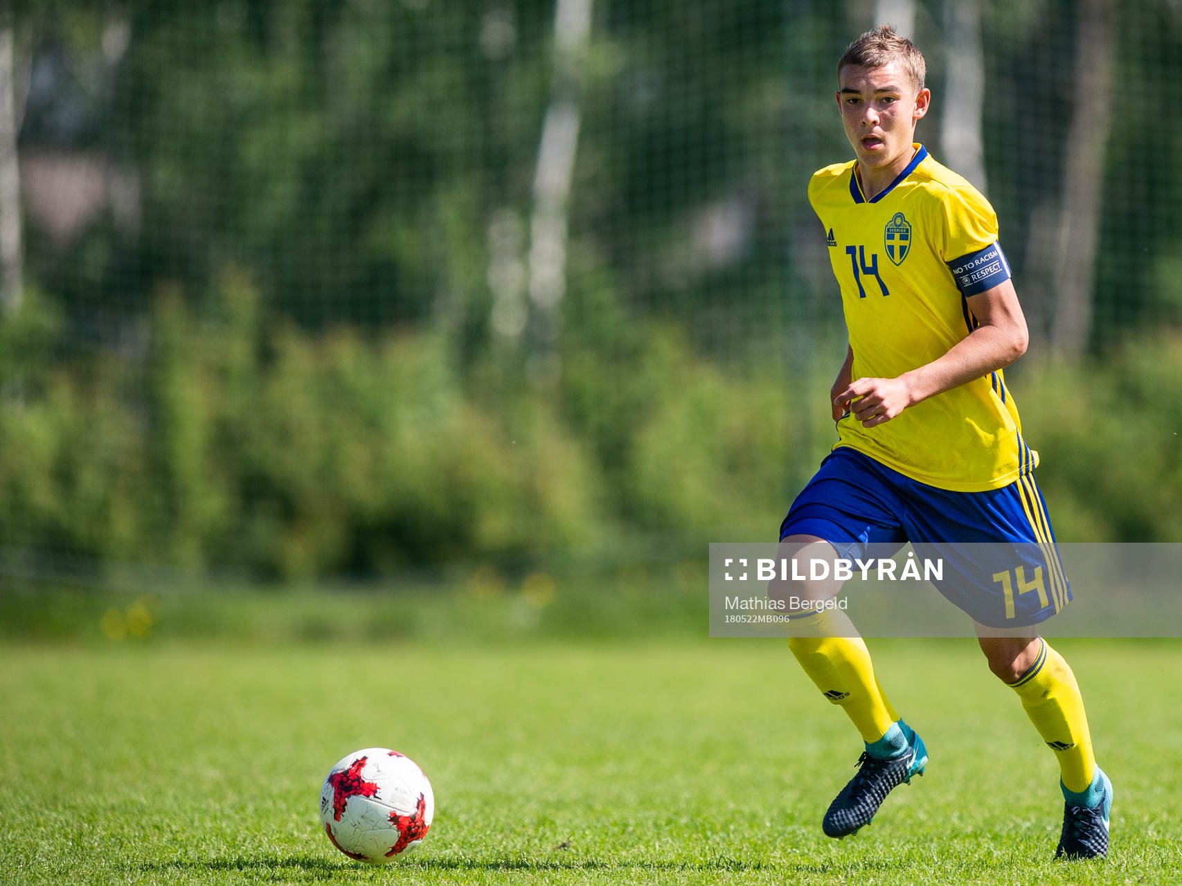 Sveriges Alexander Nilsson driver bollen