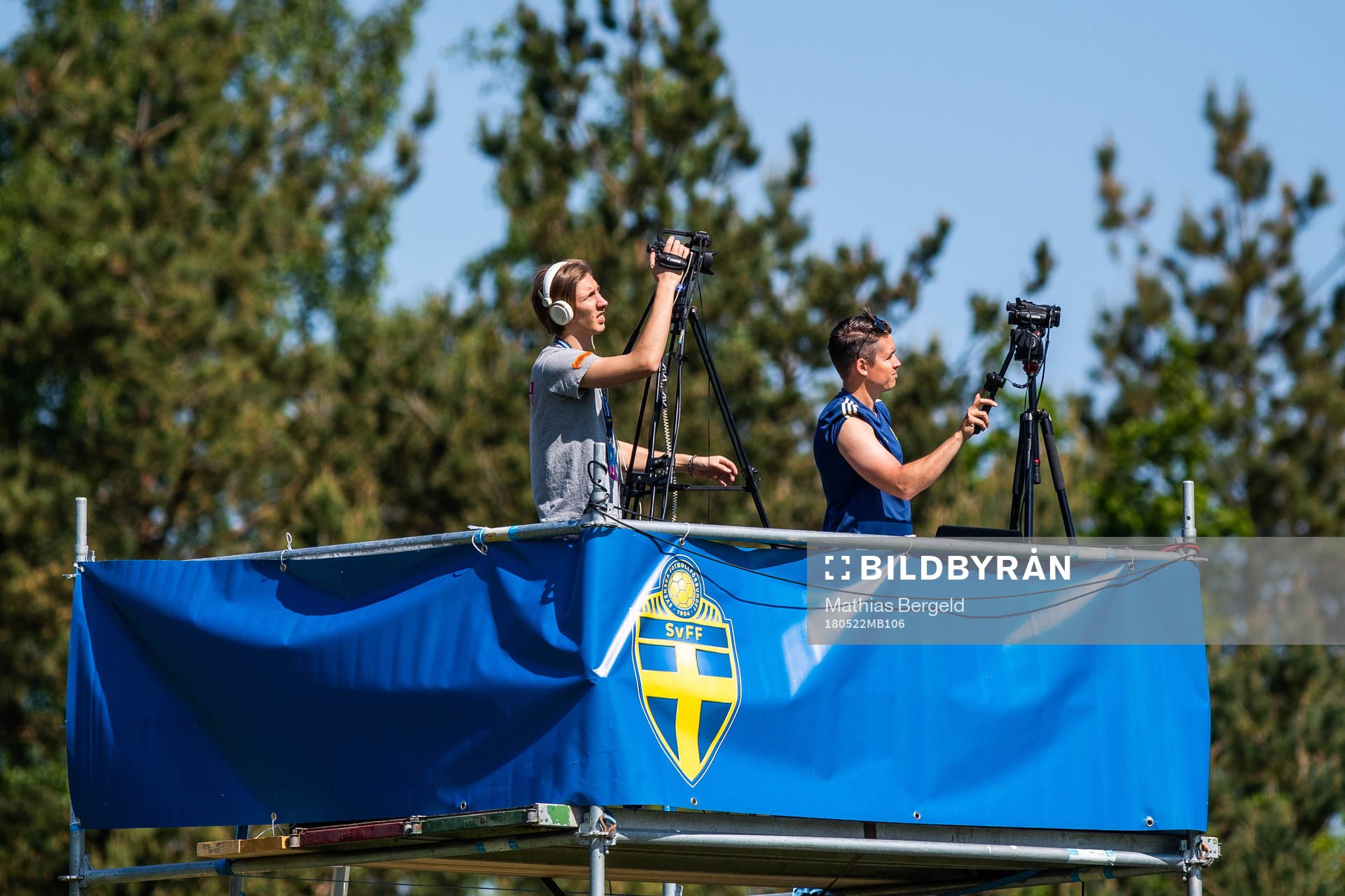 Sveriges videoanalytiker Marcus Tjärnberg (till höger) under fotbollsmatchen i fyrnationersturneringen mellan Österrike och Sverige den 22 Maj 2018 i Henån.