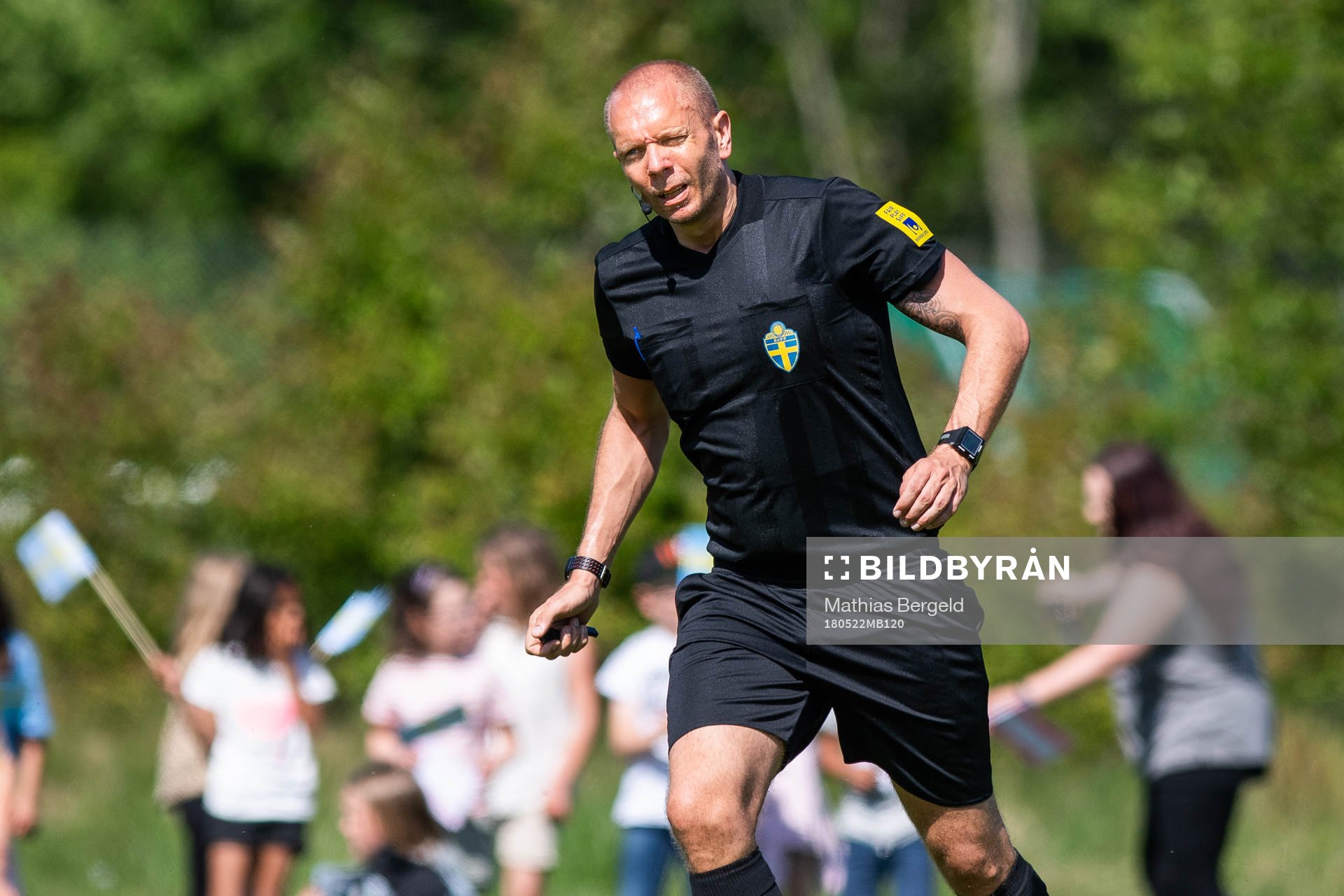 Domare Andreas Ekholm under fotbollsmatchen i fyrnationersturneringen mellan Österrike och Sverige den 22 Maj 2018 i Henån.