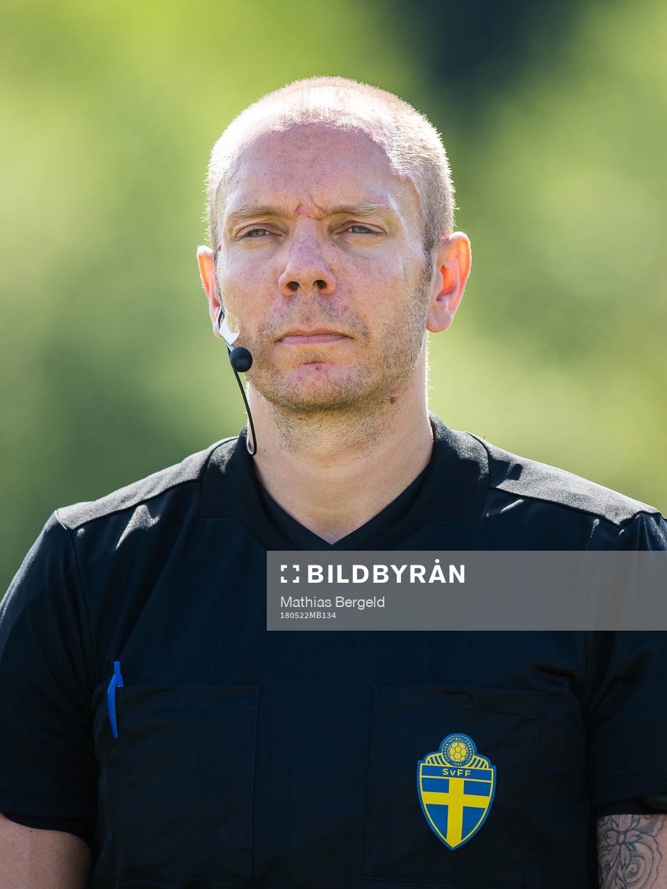 Domare Andreas Ekholm inför fotbollsmatchen i fyrnationersturneringen mellan Österrike och Sverige den 22 Maj 2018 i Henån.