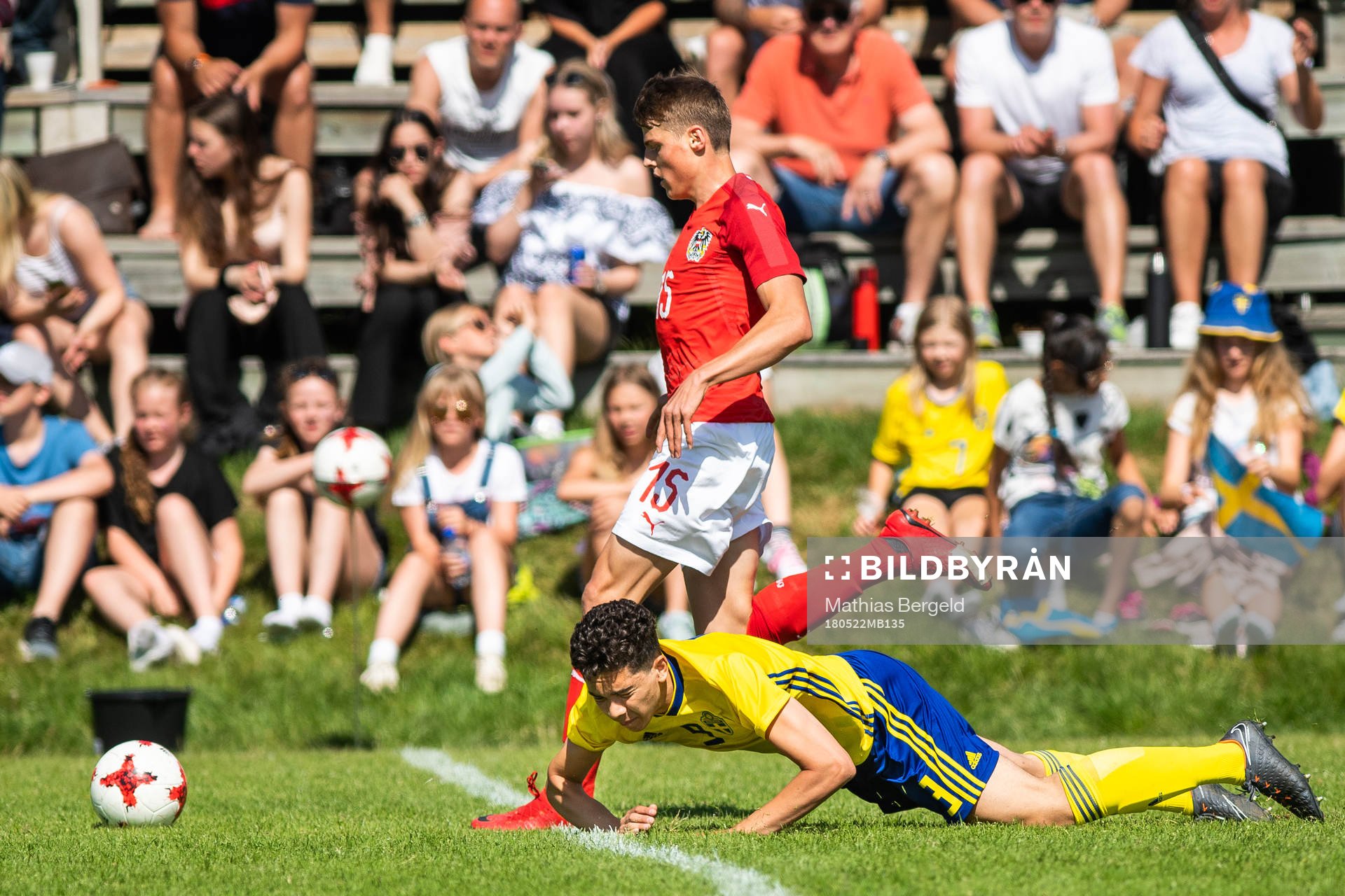 Österrikes Benjamin Böckle i kamp om bollen med Sveriges