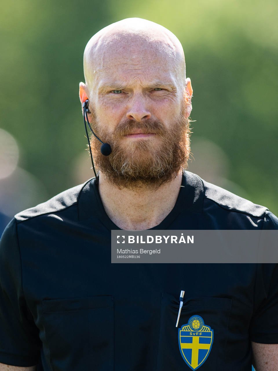 Assisterande domare Per Uppsäll inför under fotbollsmatchen i fyrnationersturneringen mellan Österrike och Sverige den 22 Maj 2018 i Henån.