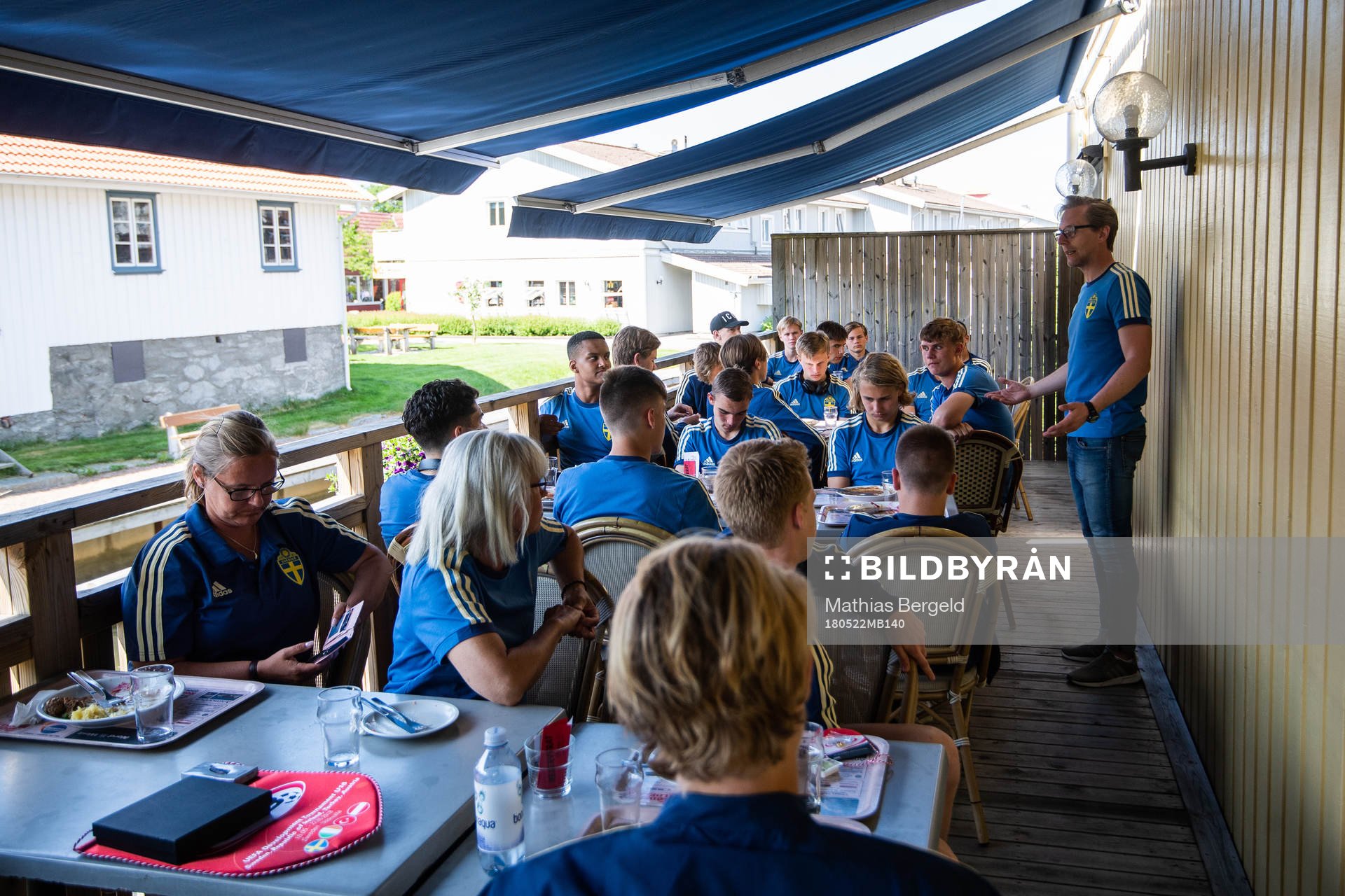 Sveriges förbundskapten Christofer Augustsson pratar framför spelarna på restaurang efter fotbollsmatchen i fyrnationersturneringen mellan Österrike och Sverige den 22 Maj 2018 i Henån.