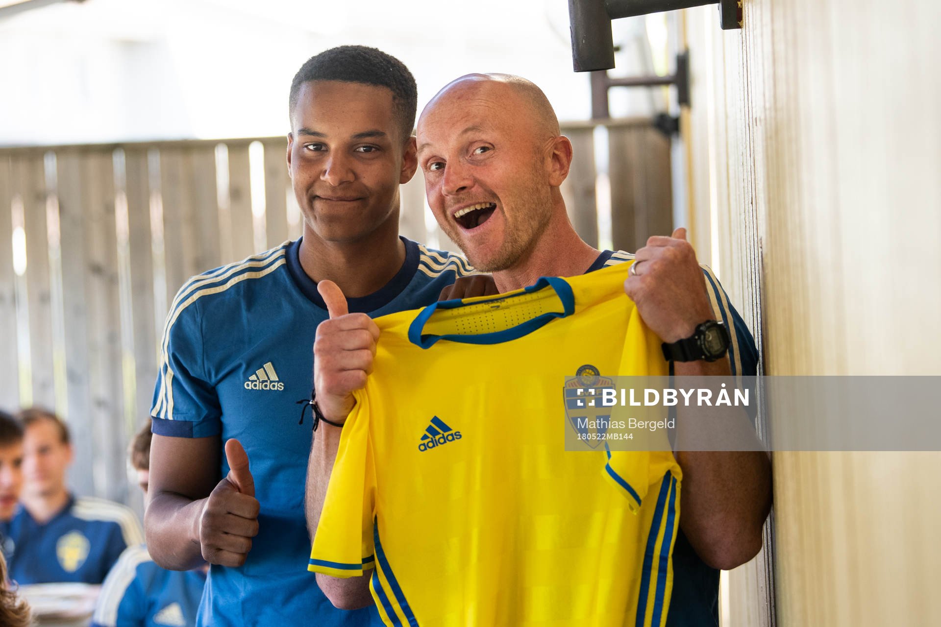 Sveriges målvaktstränare Timy Karlsson håller en