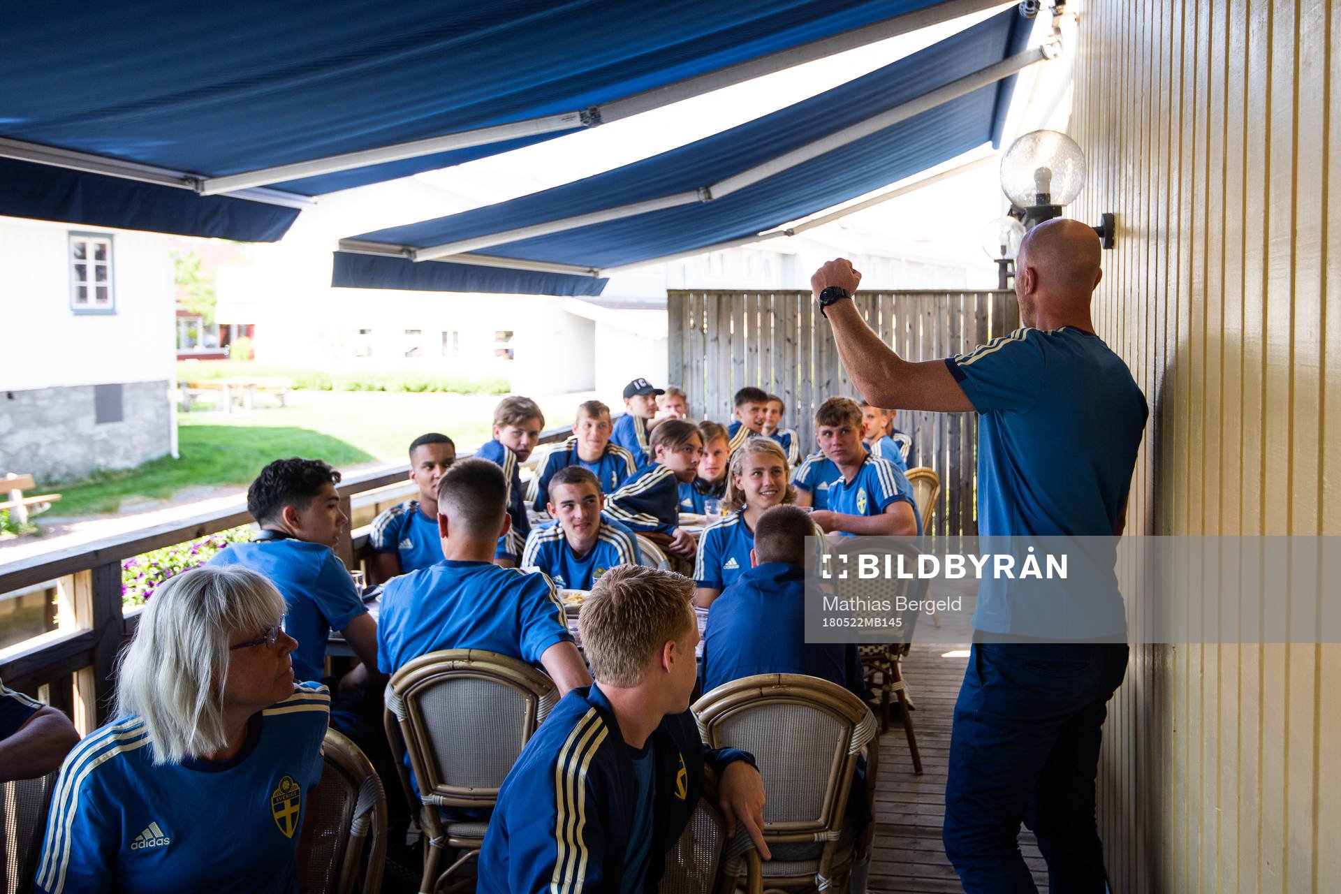 Sveriges målvaktstränare Timy Karlsson pratar framför