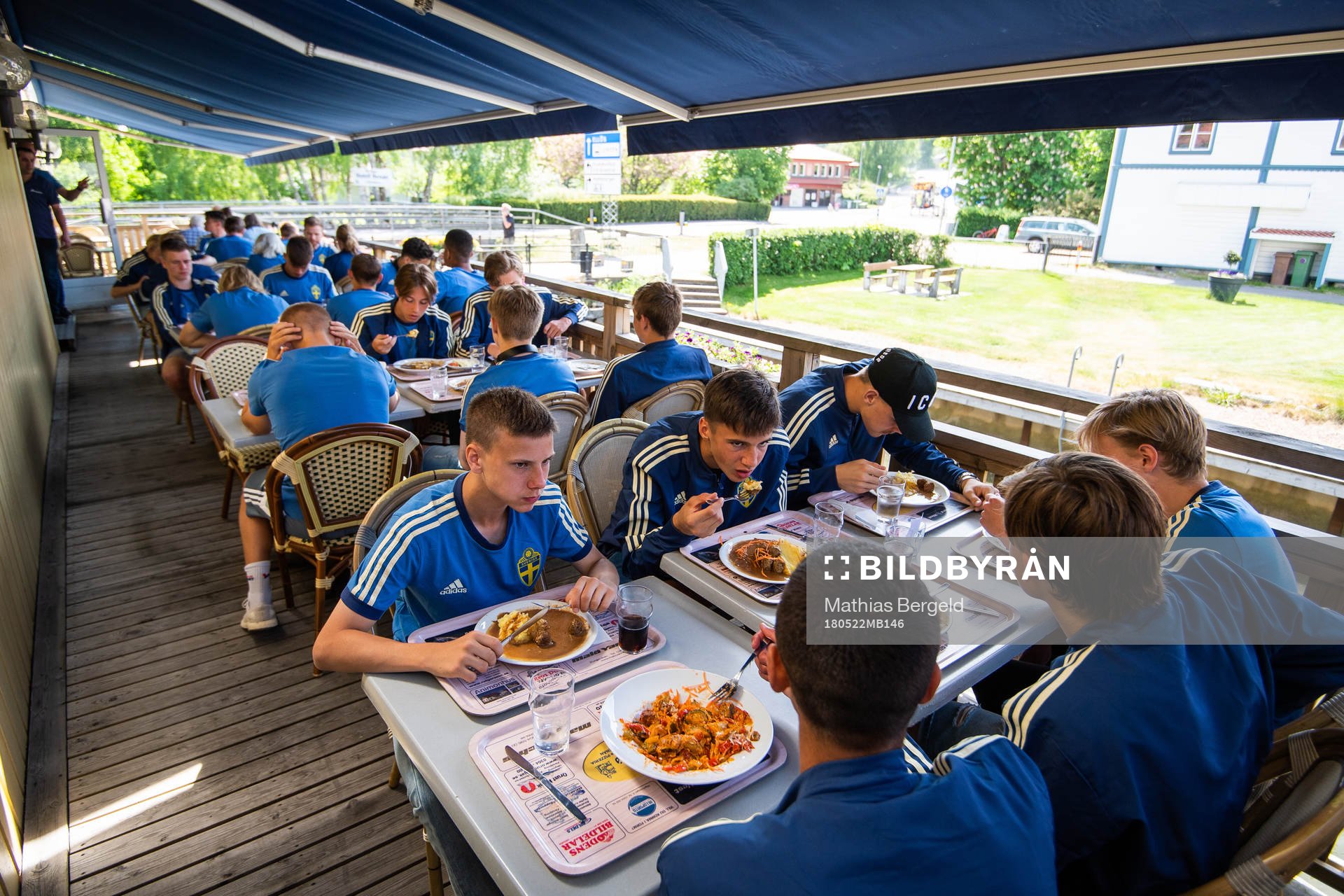 Sveriges spelare och ledare äter efter fotbollsmatchen i fyrnationersturneringen mellan Österrike och Sverige den 22 Maj 2018 i Henån.