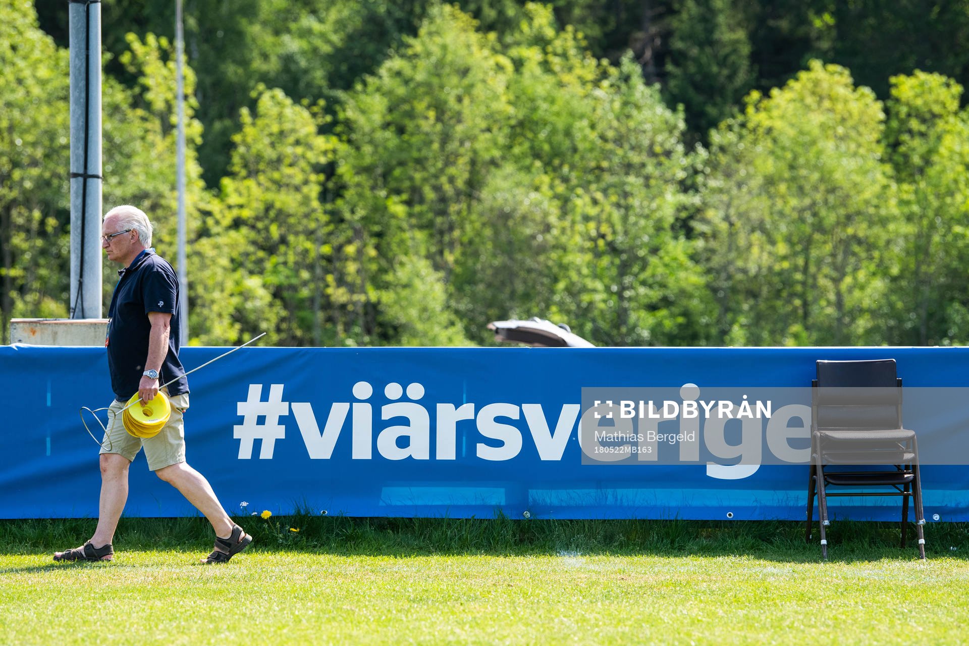 En funktionär plockar in konor och stolar