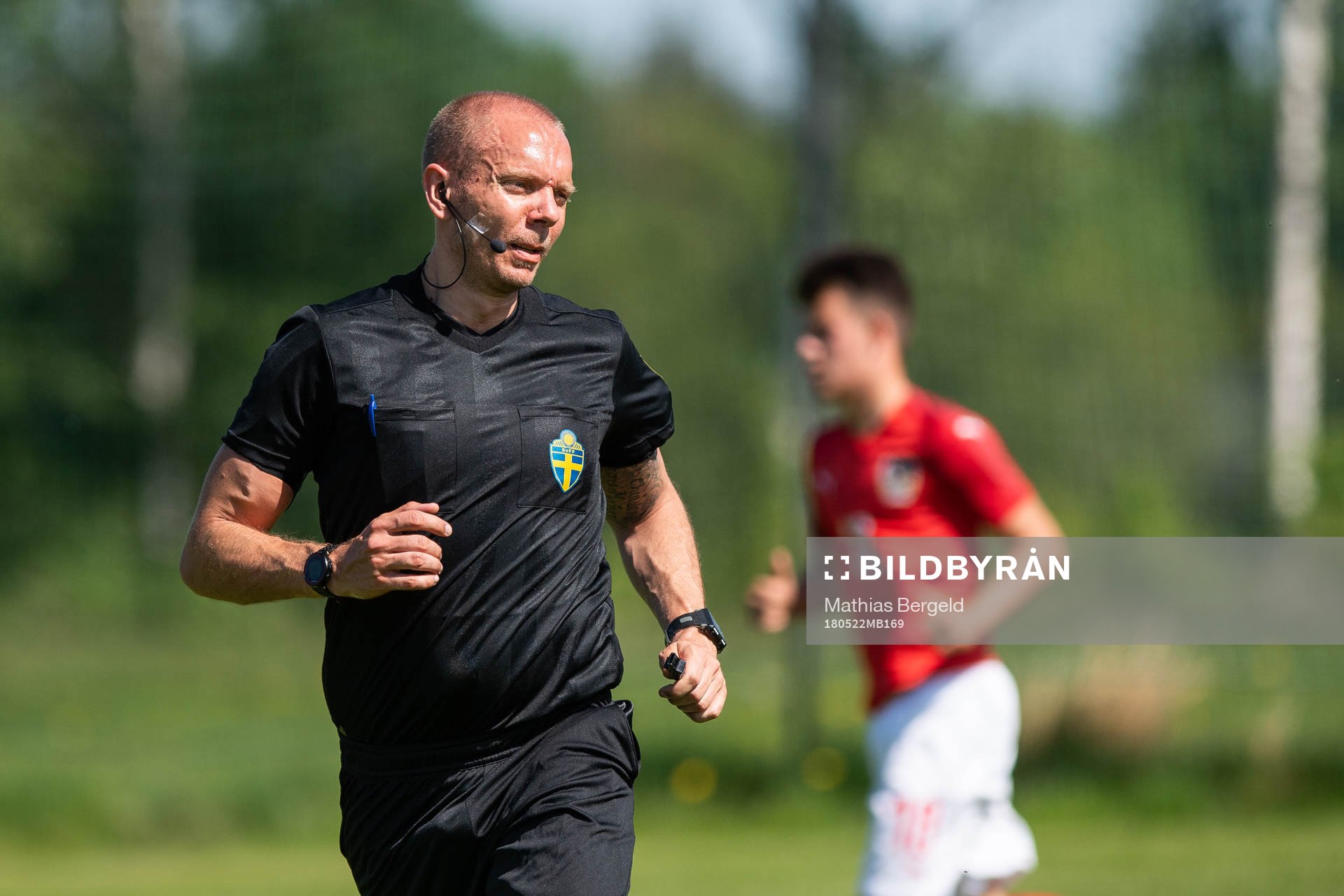 Domare Andreas Ekholm under fotbollsmatchen i fyrnationersturneringen mellan Österrike och Sverige den 22 Maj 2018 i Henån.