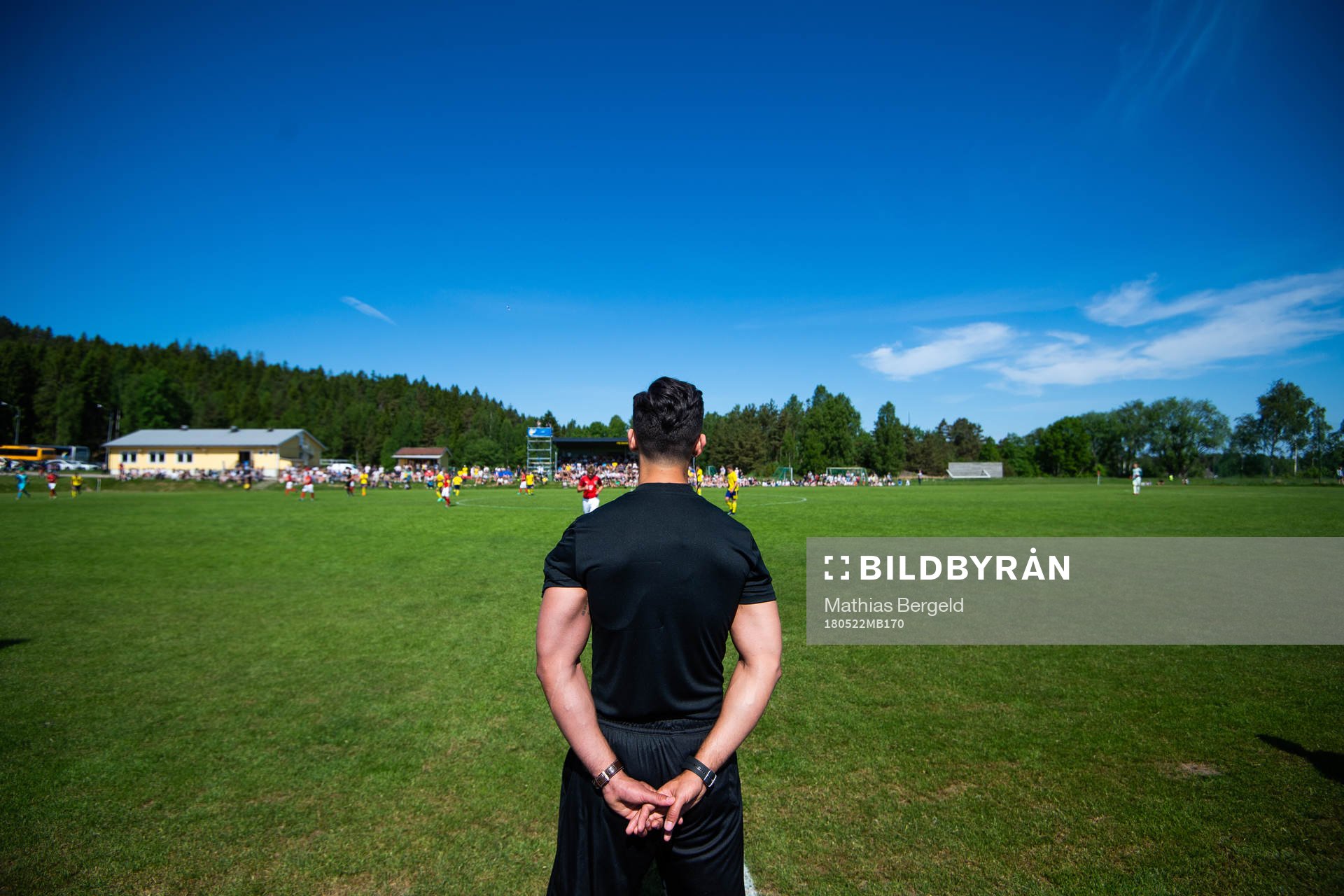 Fjärdedomare Fikret Buqa i förgrunden och Ivans Färg Arena bakom honom under fotbollsmatchen i fyrnationersturneringen mellan Österrike och Sverige den 22 Maj 2018 i Henån.
