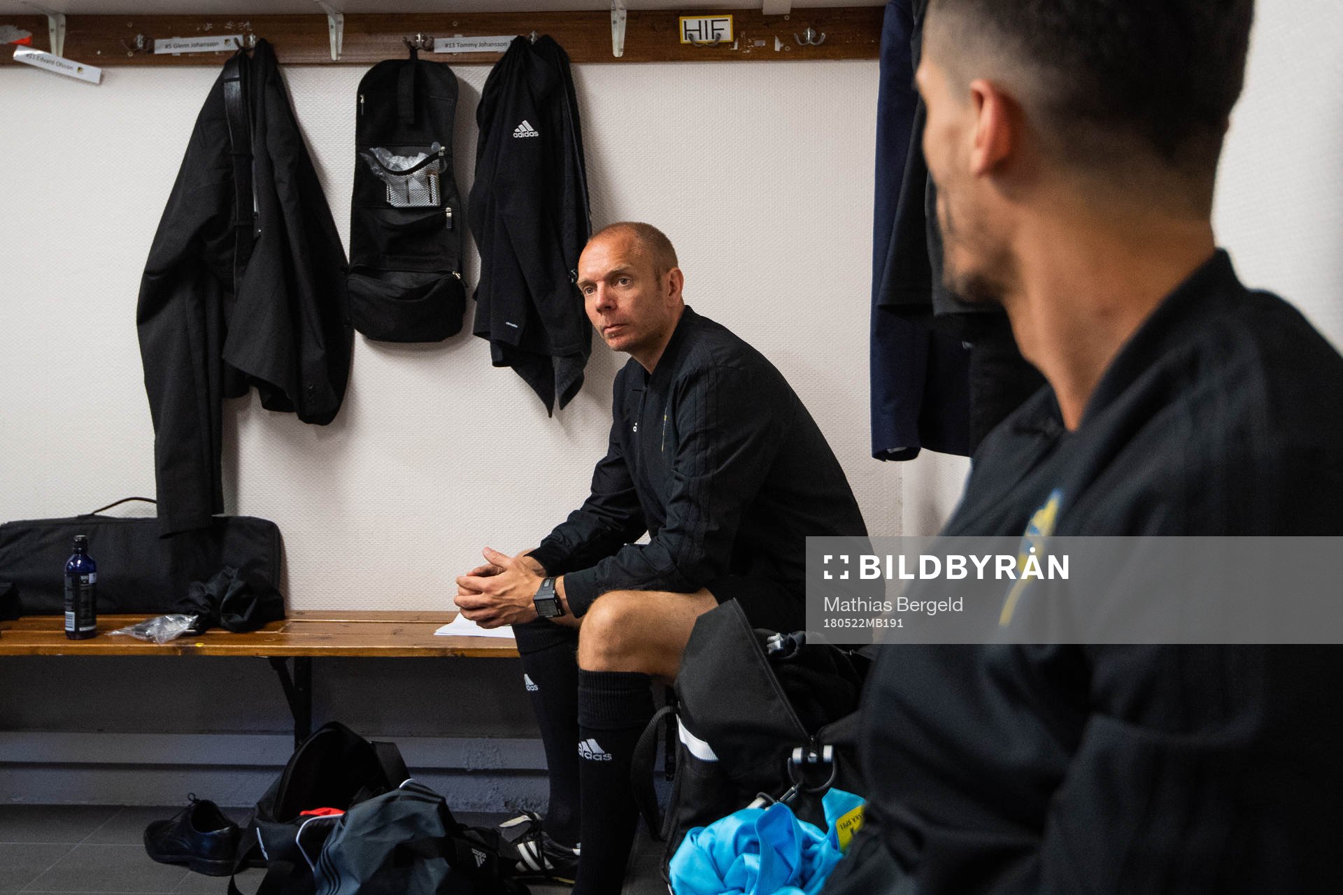 Domare Andreas Ekholm och fjärdedomare Fikret Buqa i omklädningsrummet inför fotbollsmatchen i fyrnationersturneringen mellan Österrike och Sverige den 22 Maj 2018 i Henån.