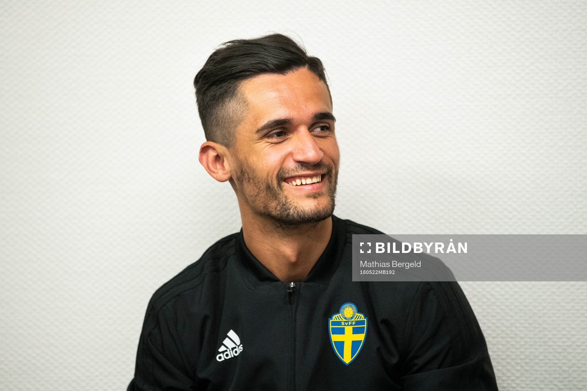 Fjärdedomare Fikret Buqa i omklädningsrummet inför fotbollsmatchen i fyrnationersturneringen mellan Österrike och Sverige den 22 Maj 2018 i Henån.