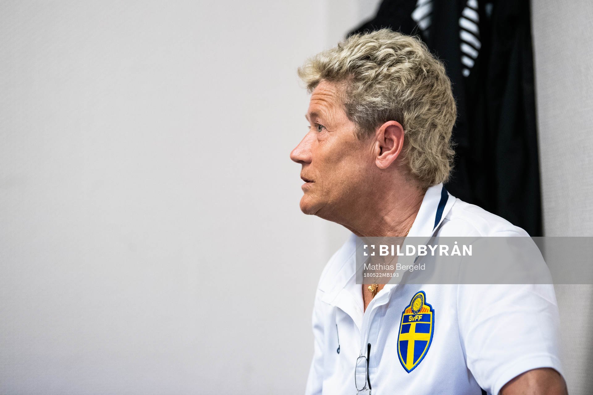 Domarinstruktör Marie-Louise Svanström i omklädningsrummet inför fotbollsmatchen i fyrnationersturneringen mellan Österrike och Sverige den 22 Maj 2018 i Henån.