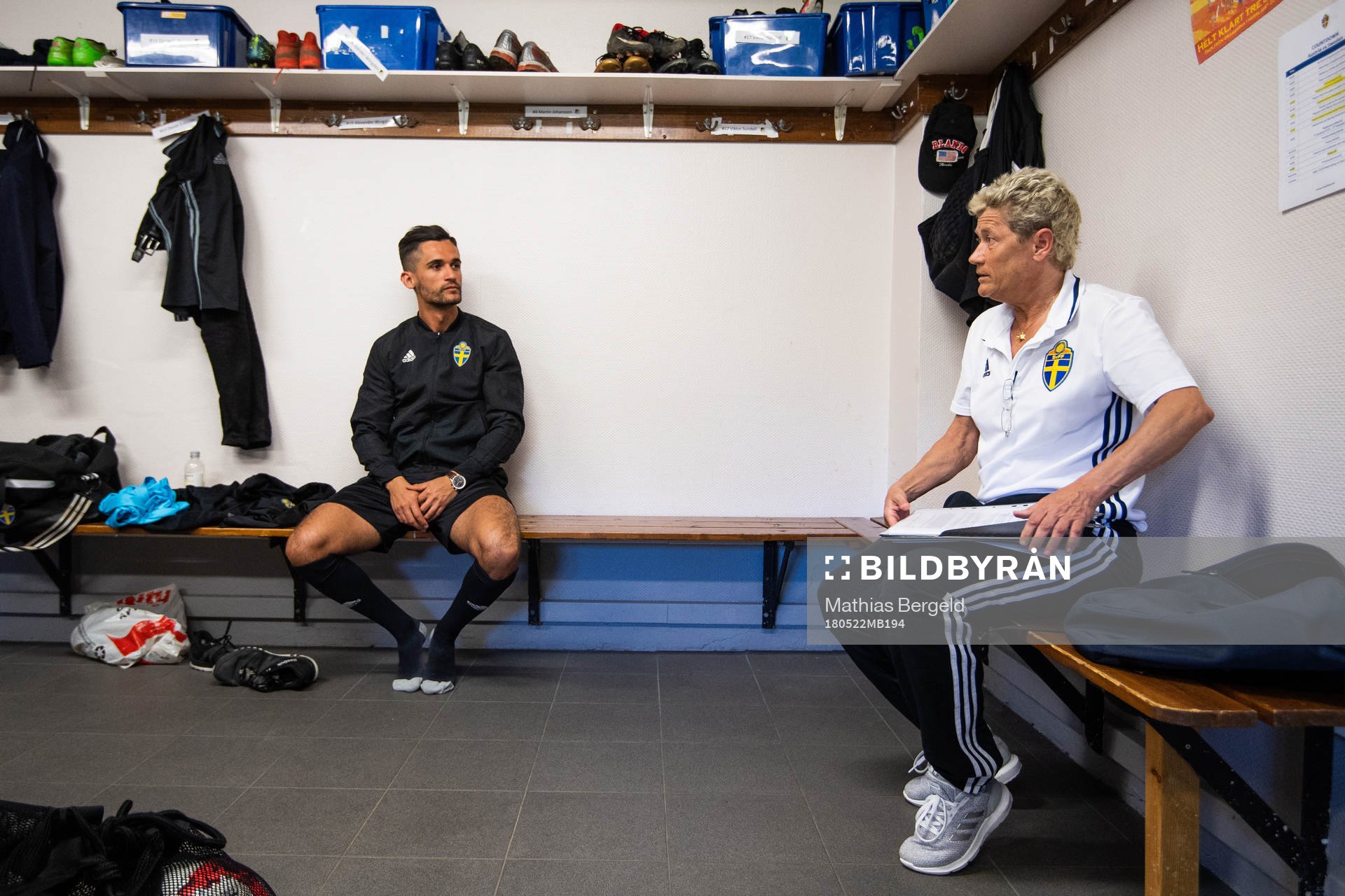 Fjärdedomare Fikret Buqa och domarinstruktör Marie-Louise Svanström i omklädningsrummet inför fotbollsmatchen i fyrnationersturneringen mellan Österrike och Sverige den 22 Maj 2018 i Henån.