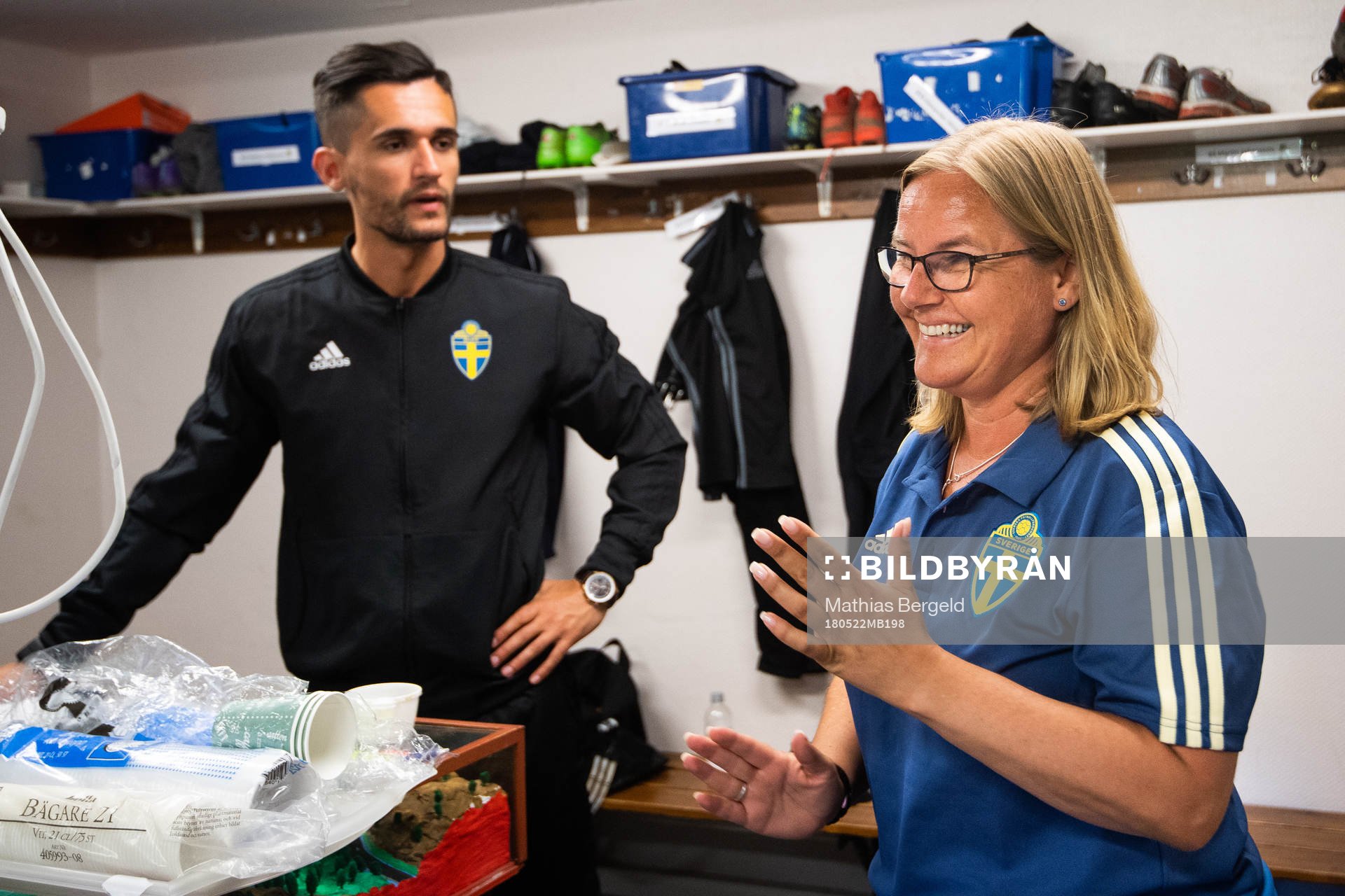 Fjärdedomare Fikret Buqa och Sveriges administratör Anette Hammarström i omklädningsrummet inför fotbollsmatchen i fyrnationersturneringen mellan Österrike och Sverige den 22 Maj 2018 i Henån.