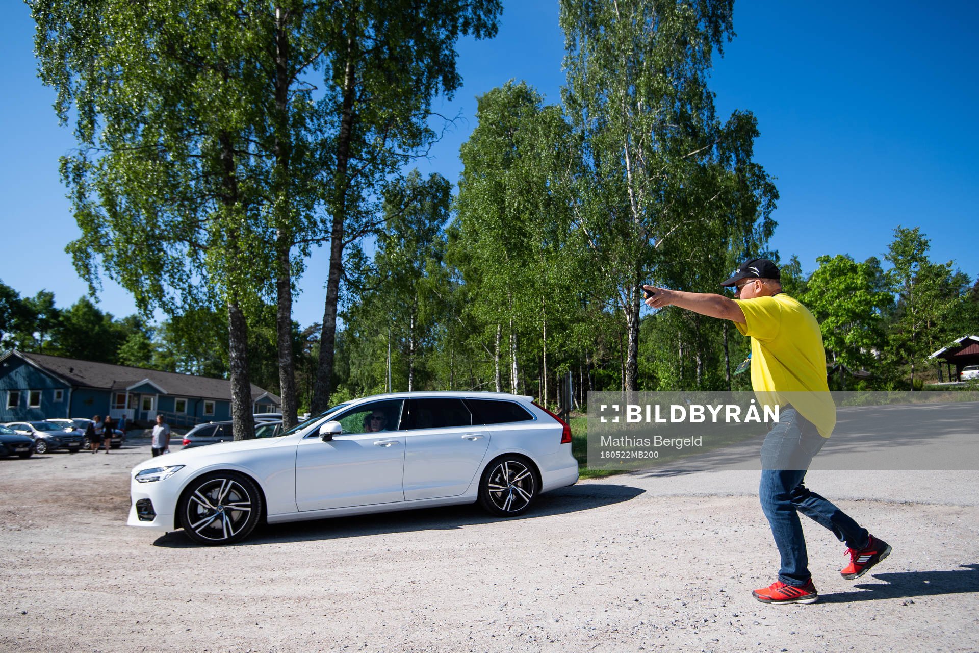 En funktionär visar bilist var denne ska parkera