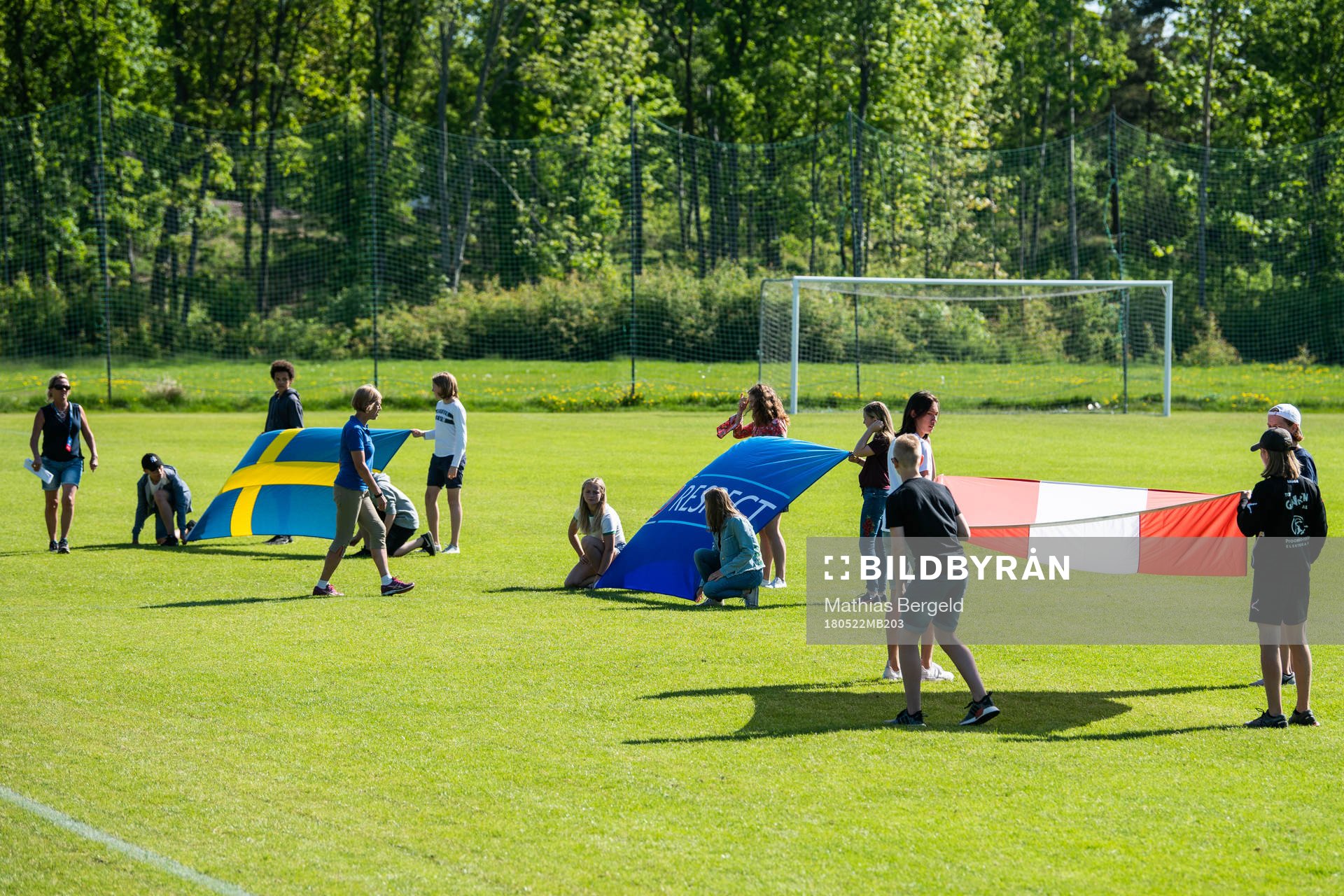 Ungdomar övar inmarschen med flaggor
