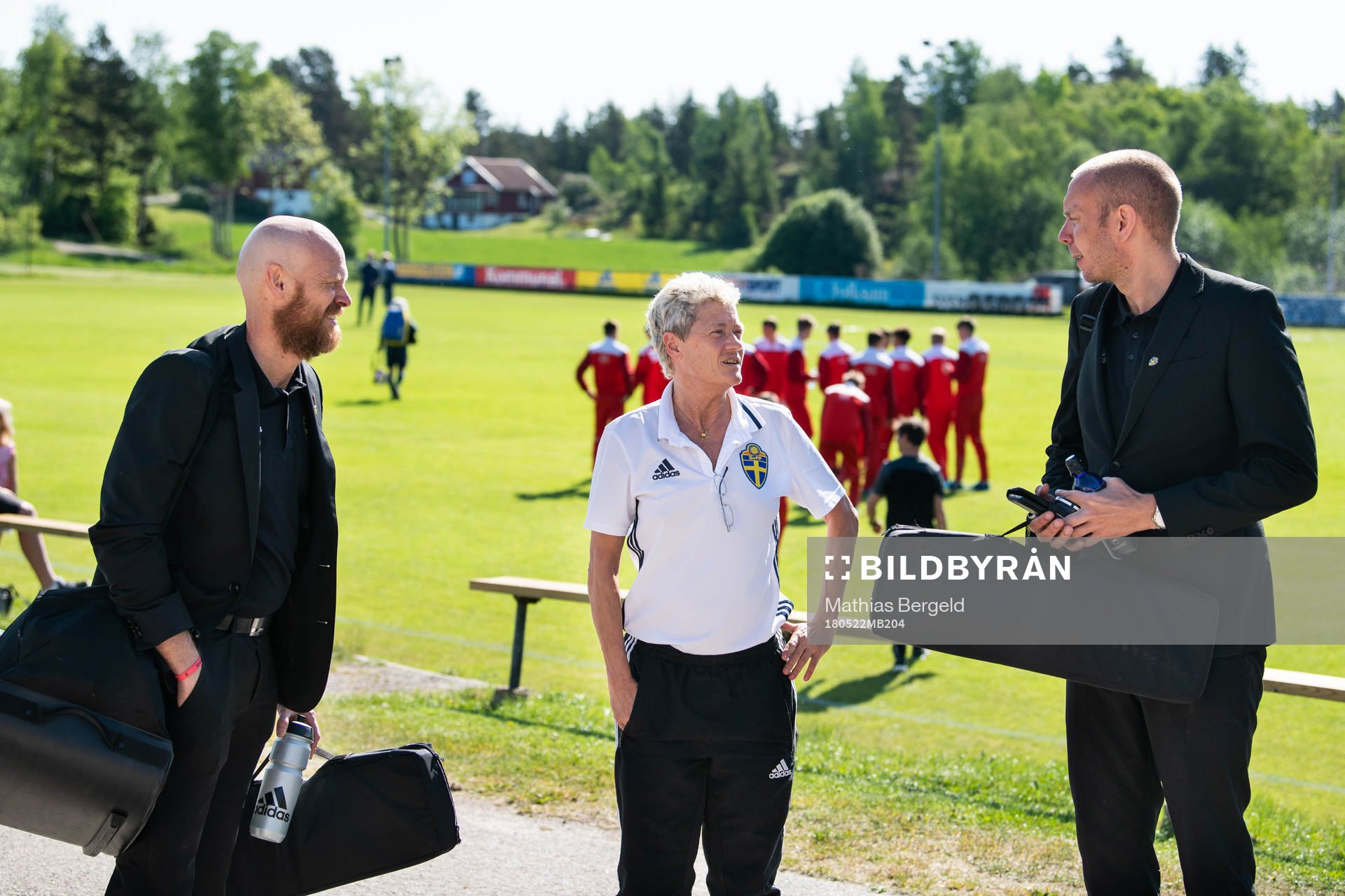Assisterande domare Per Uppsäll, domarinstruktör Marie-Louise Svanström och domare Andreas Ekholm inför fotbollsmatchen i fyrnationersturneringen mellan Österrike och Sverige den 22 Maj 2018 i Henån.