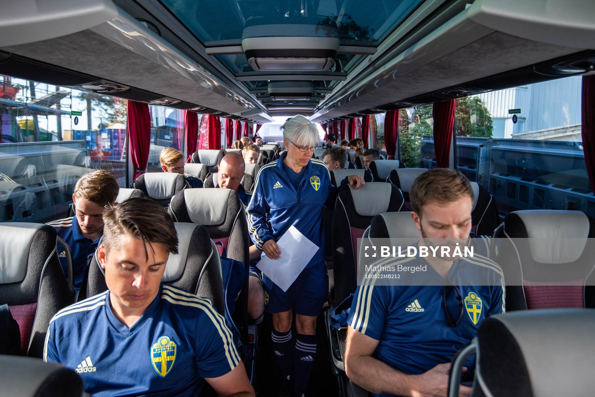 Sveriges videoanalytiker Marcus Tjärnberg, läkare Carina Swenson och fysioterapeut Johannes Solberg på bussen inför avresa till fotbollsmatchen i fyrnationersturneringen mellan Österrike och Sverige den 22 Maj 2018 i Uddevalla.