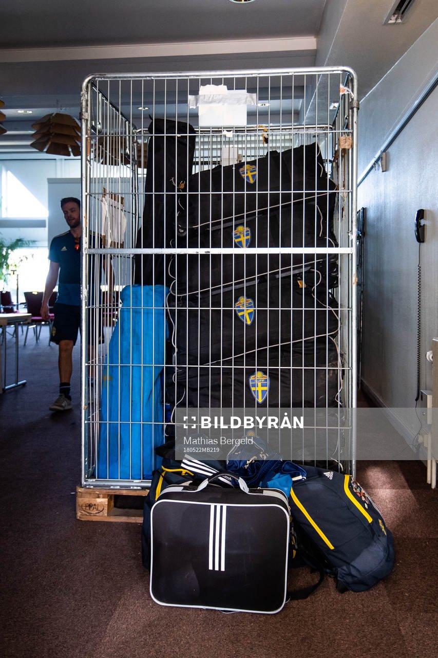 Väskor på ett ställ på hotellet