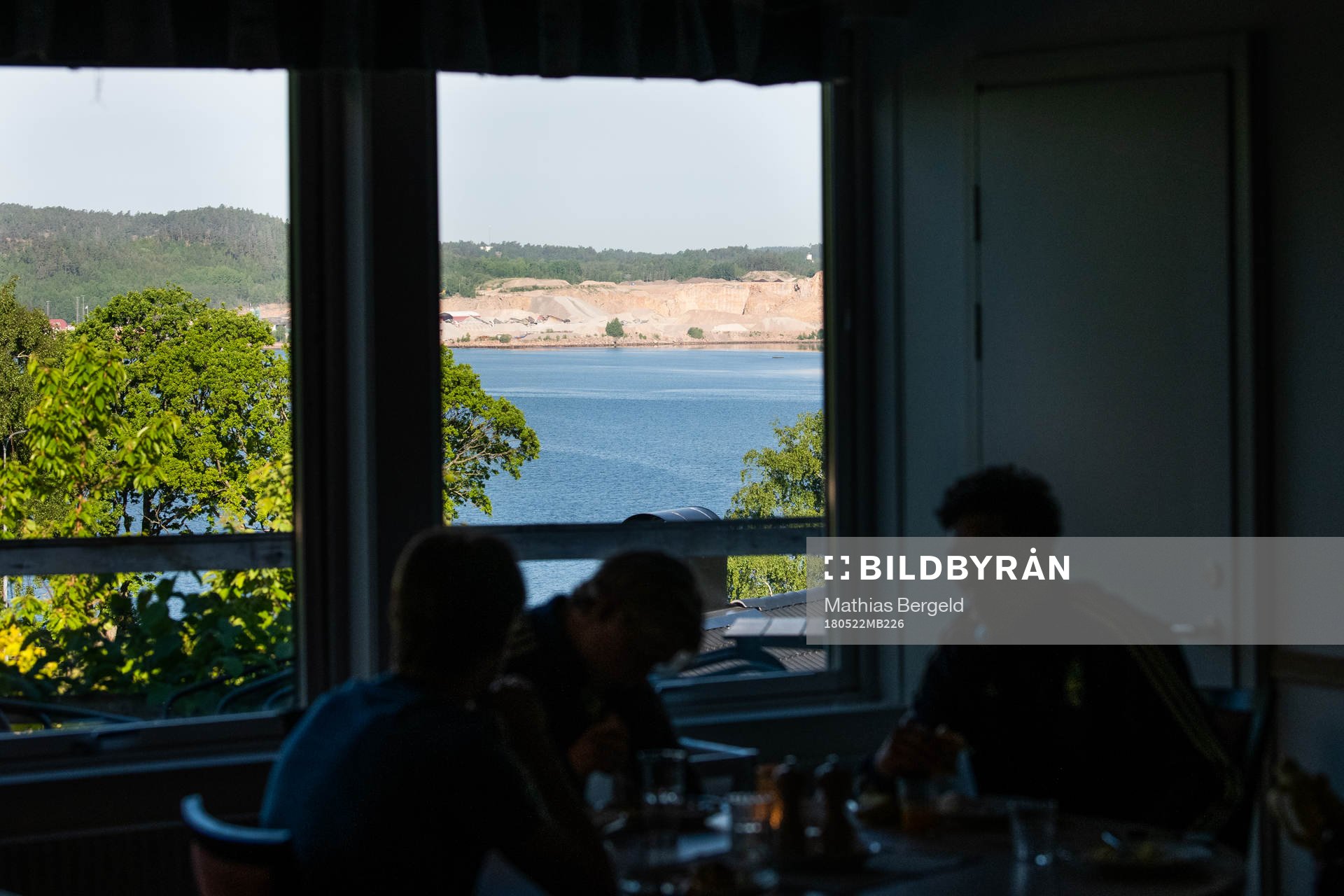 Siluetter av Sveriges spelare som äter frukost på hotellet inför avresa till fotbollsmatchen i fyrnationersturneringen mellan Österrike och Sverige den 22 Maj 2018 i Uddevalla.