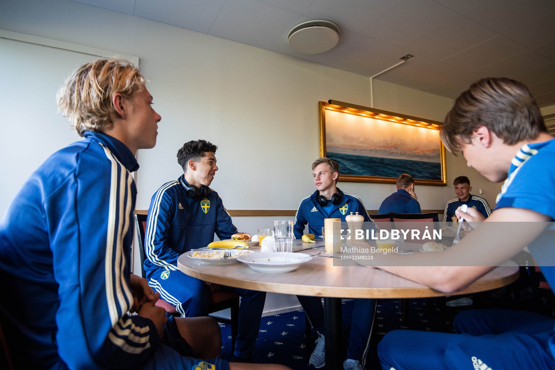 Sveriges Elvis Lindqvist, Lucas Lima och Isak Jansson äter