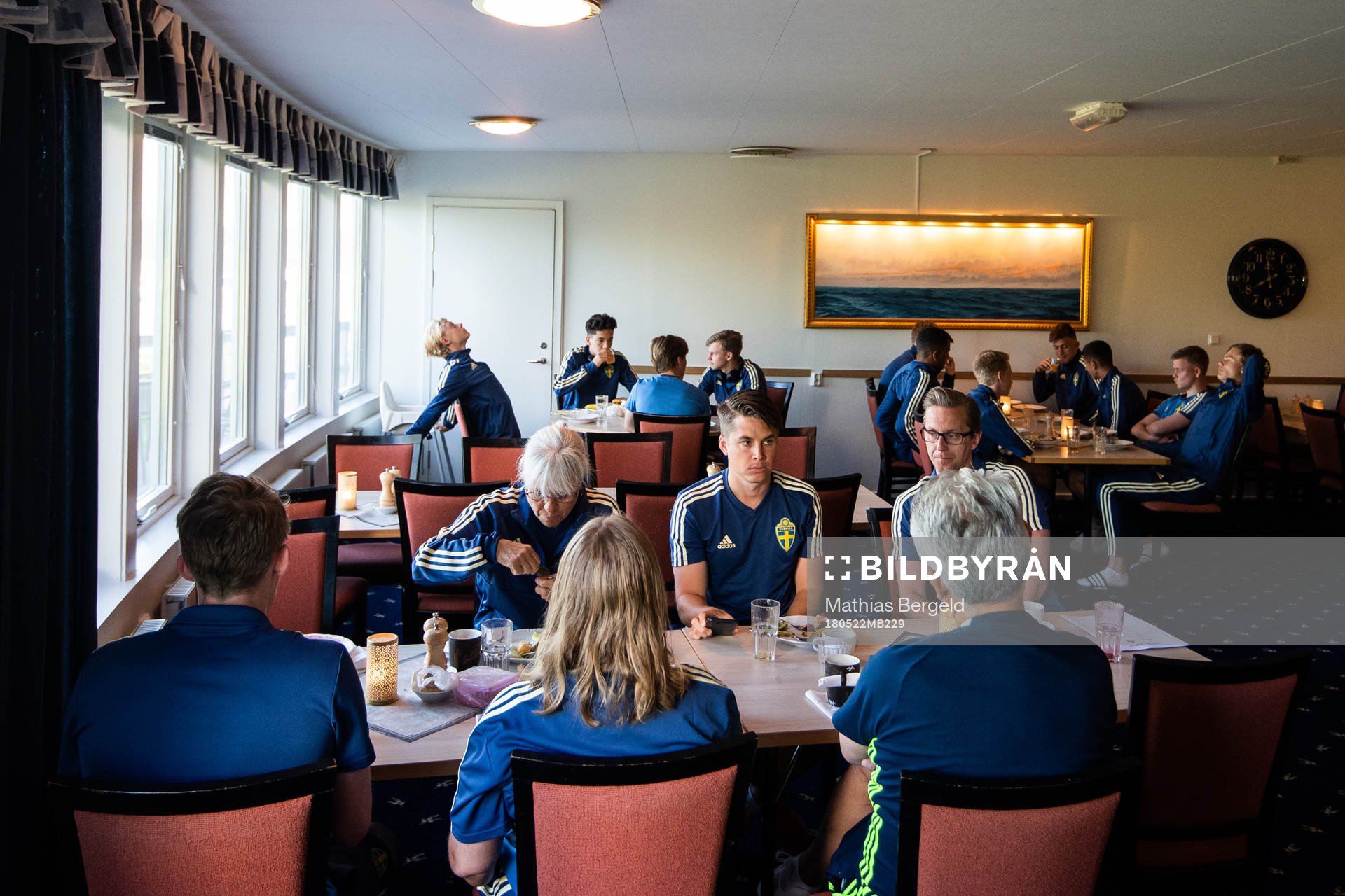 Sveriges ledare och spelare äter frukost på hotellet