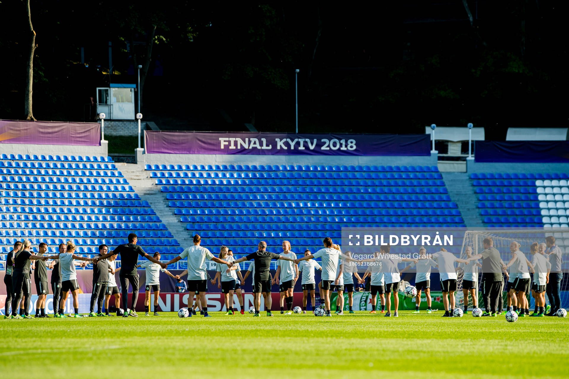 Players and staff of Wolfsburg gather in a circle