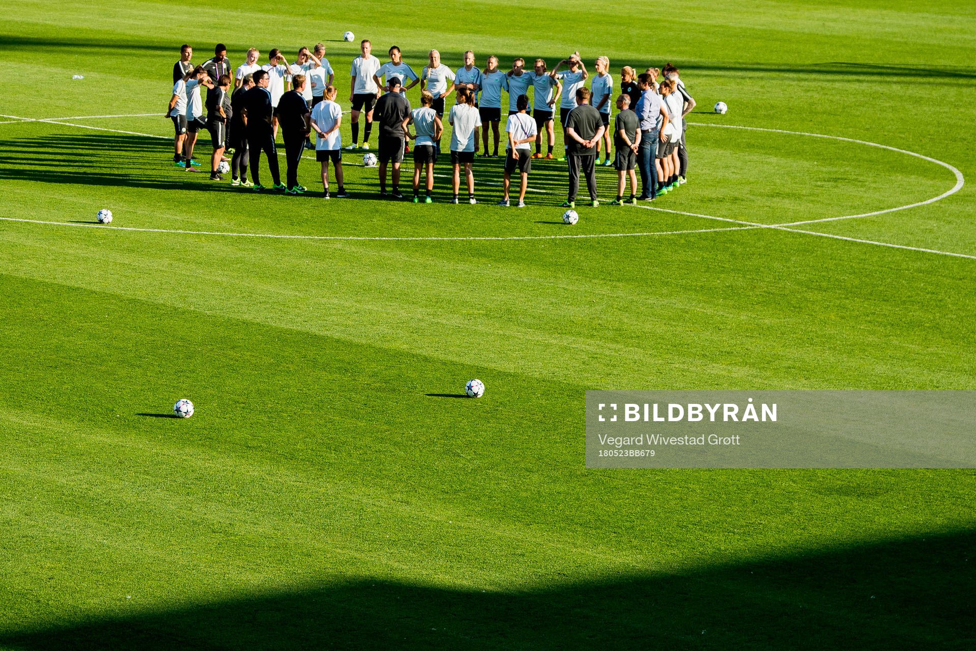 Players and staff of Wolfsburg gather in a circle