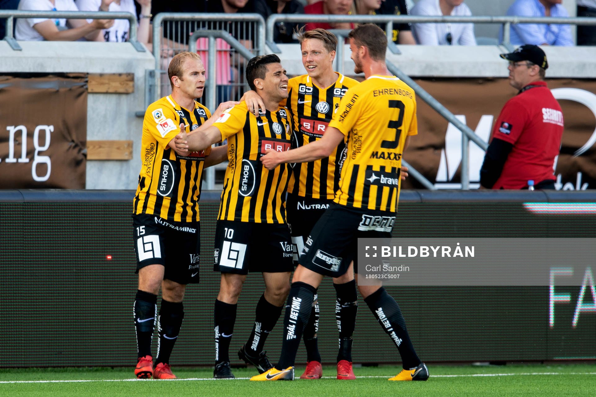 Häckens Paulinho jublar med lagkamrater