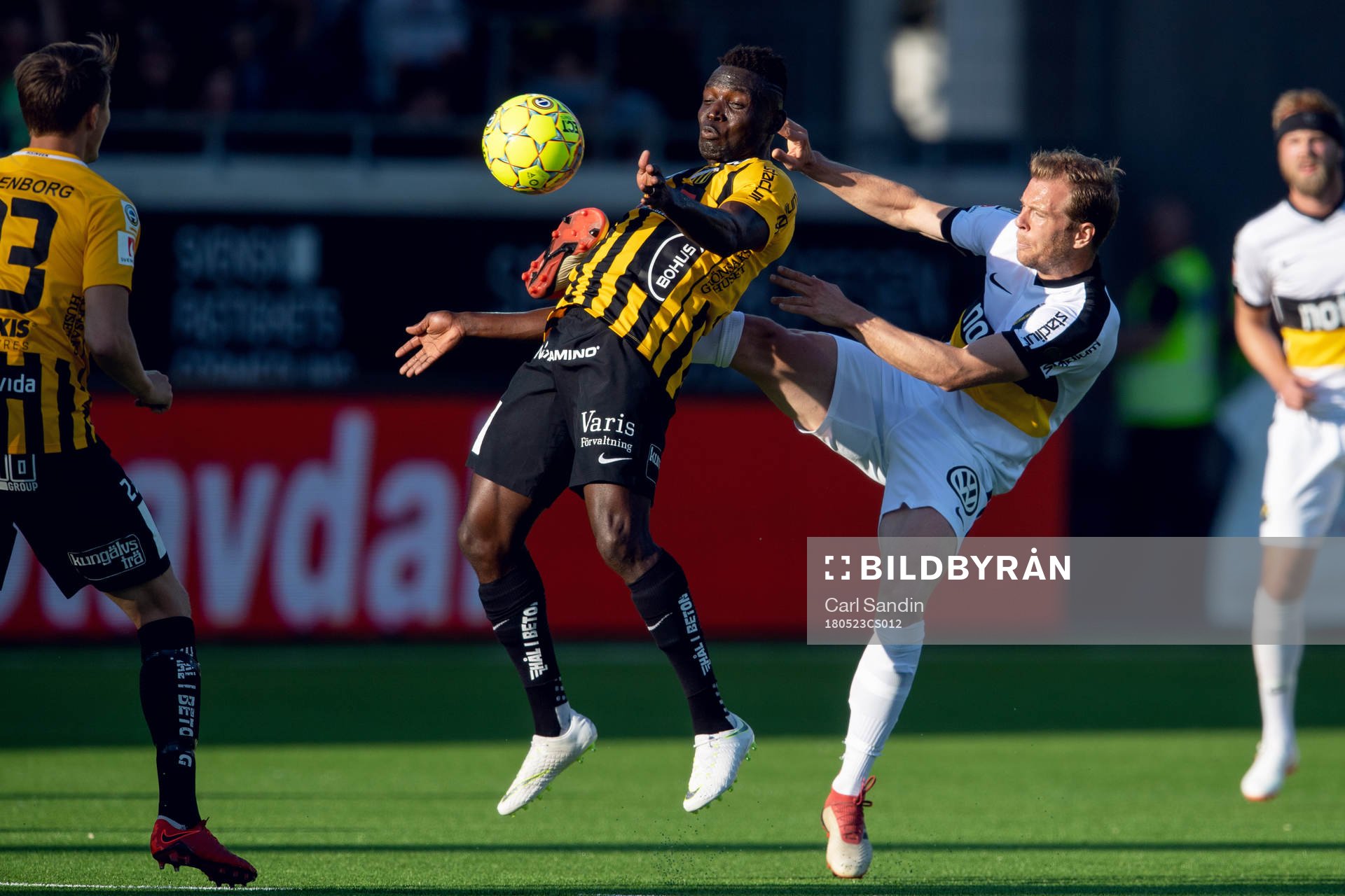 Häckens Alhassan Kamara och AIK:s Per Karlsson under fotbollsmatchen i Allsvenskan mellan Häcken och AIK den 23 maj 2018 i Göteborg.