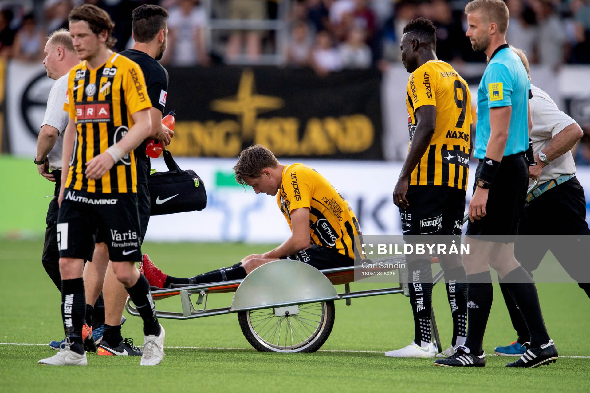 Häckens Viktor Lundberg grinar illa och tvingas utgå