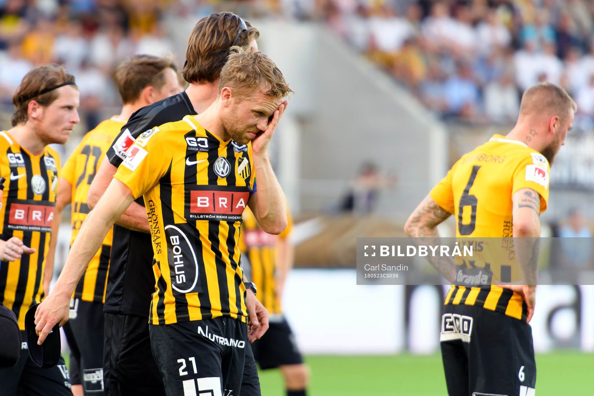 Häckens Rasmus Lindgren deppar och lämnar planen skada