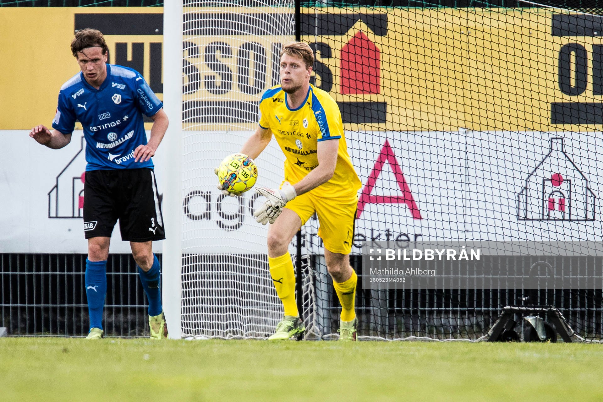 Halmstads Alexander Berntsson och målvakt Malkolm Nilsson under fotbollsmatchen i Superettan mellan Landskrona och Halmstad den 23 maj 2018 i Landskrona.