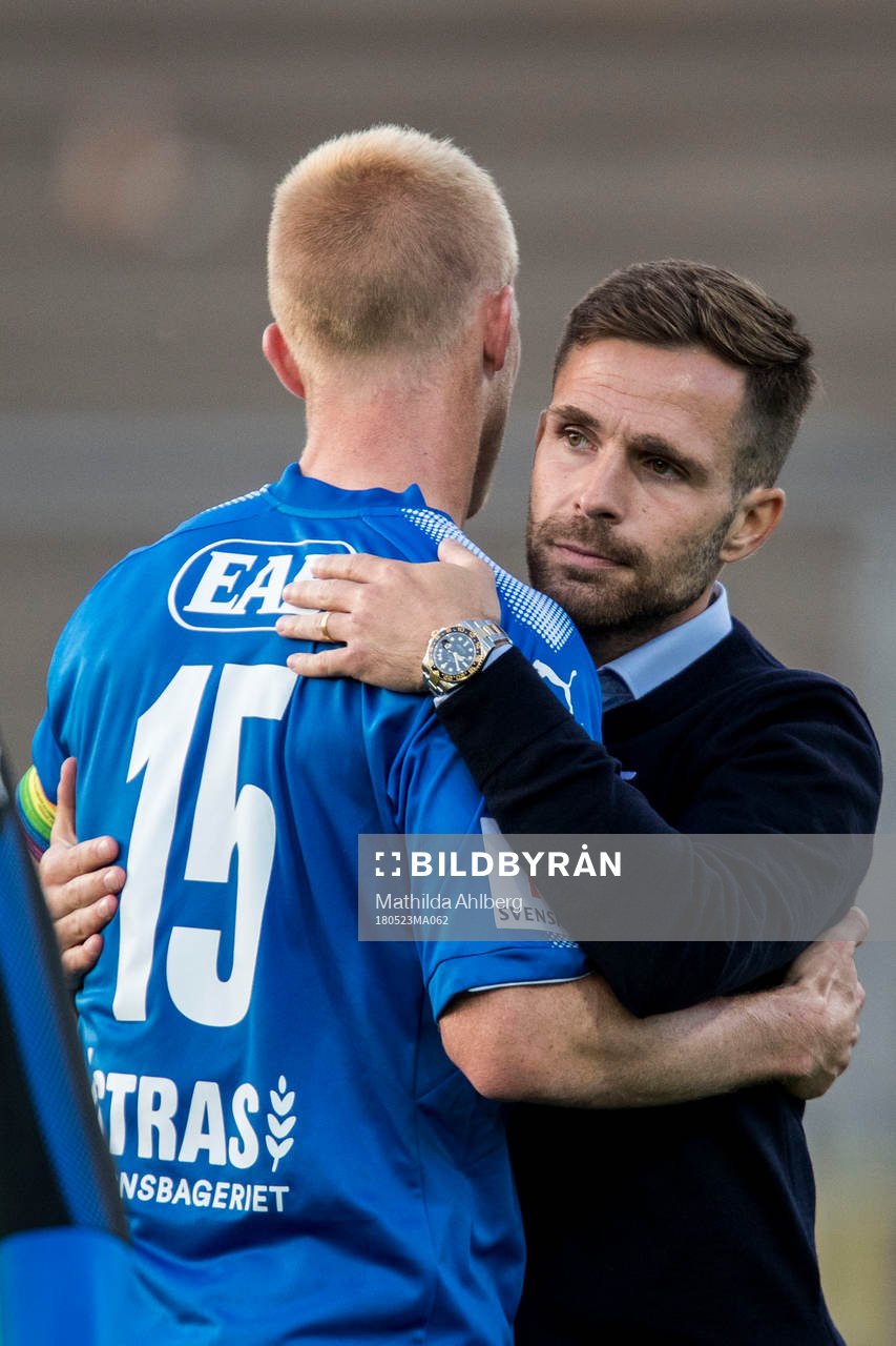 Halmstads tränare Igor Krulj kramar om Peter Larsson efter fotbollsmatchen i Superettan mellan Landskrona och Halmstad den 23 maj 2018 i Landskrona.