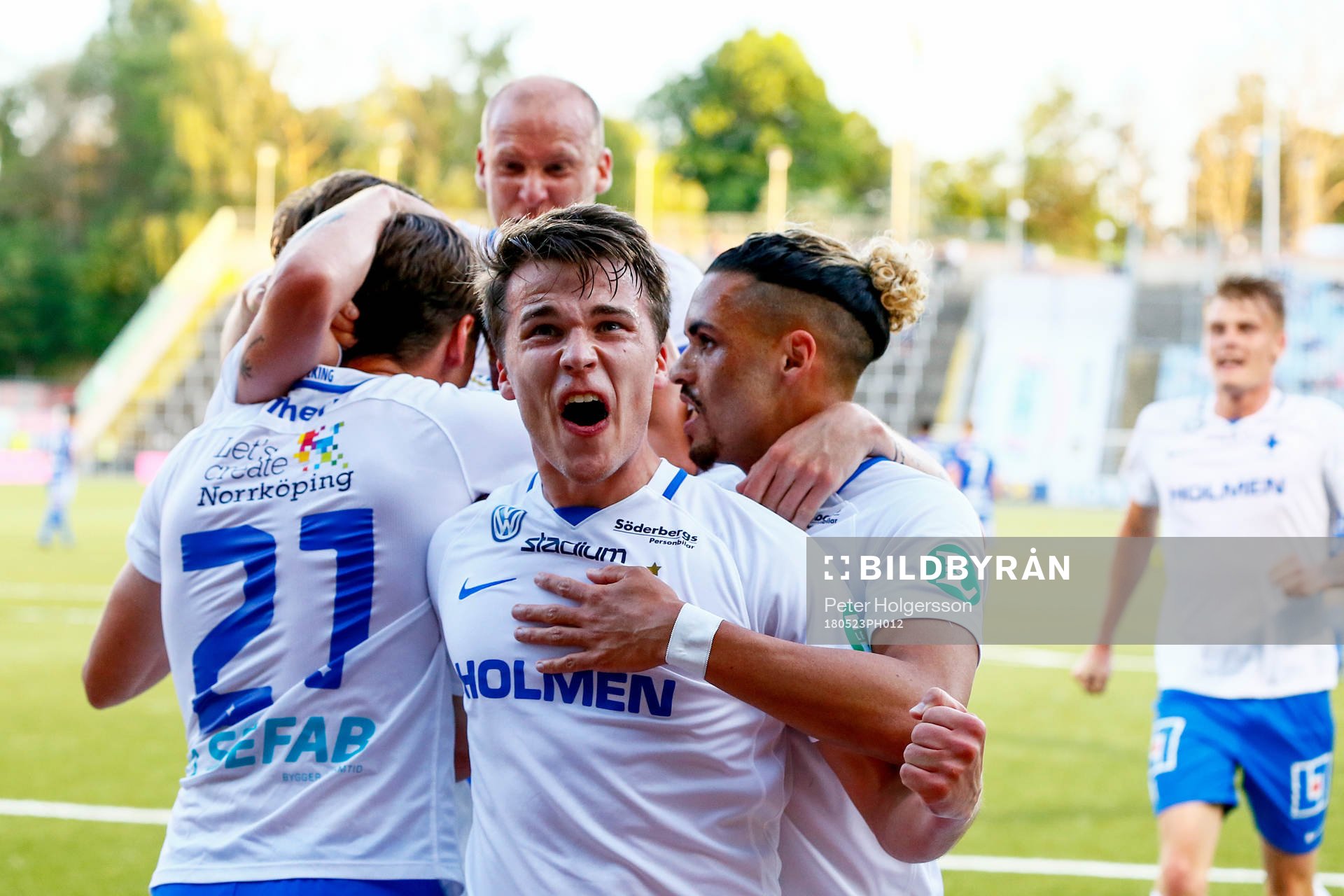 Norrköpings Simon Skrabb jublar med lagkamrater