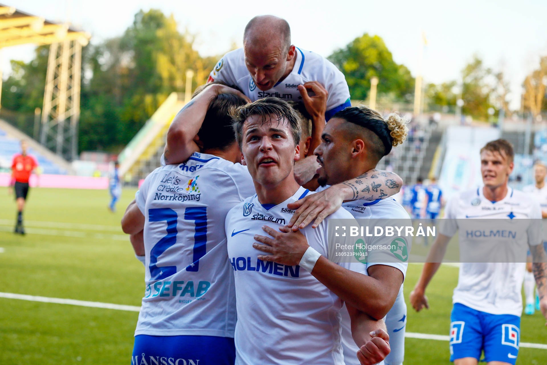 Norrköpings Simon Skrabb jublar med lagkamrater