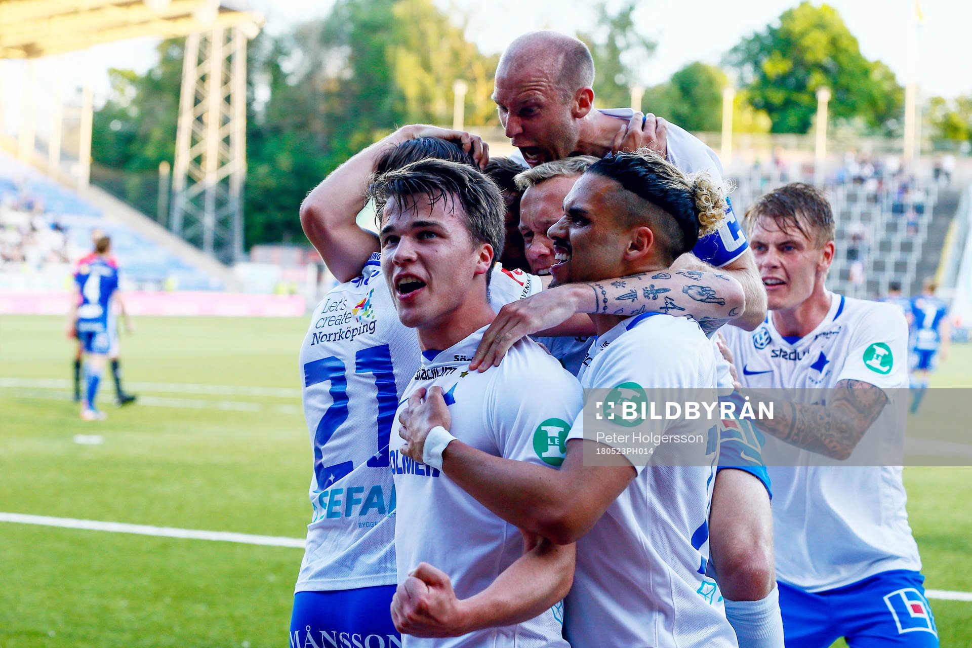 Norrköpings Simon Skrabb jublar med lagkamrater