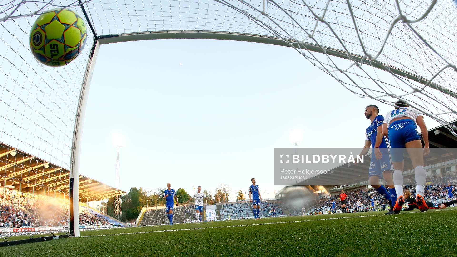 Norrköpings Simon Skrabb  gör mål 1-0