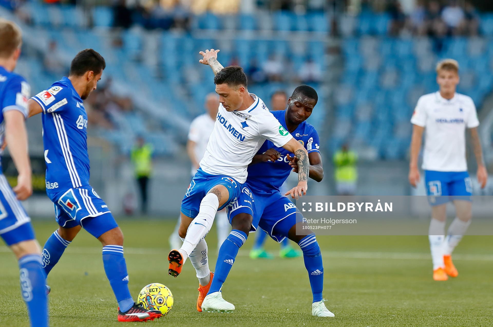 Norrköpings David Moberg Karlsson  och Sundsvalls Peter Wilson under fotbollsmatchen i Allsvenskan mellan Norrköping och GIF Sundsvall den 23 maj 2018 i Norrköping.