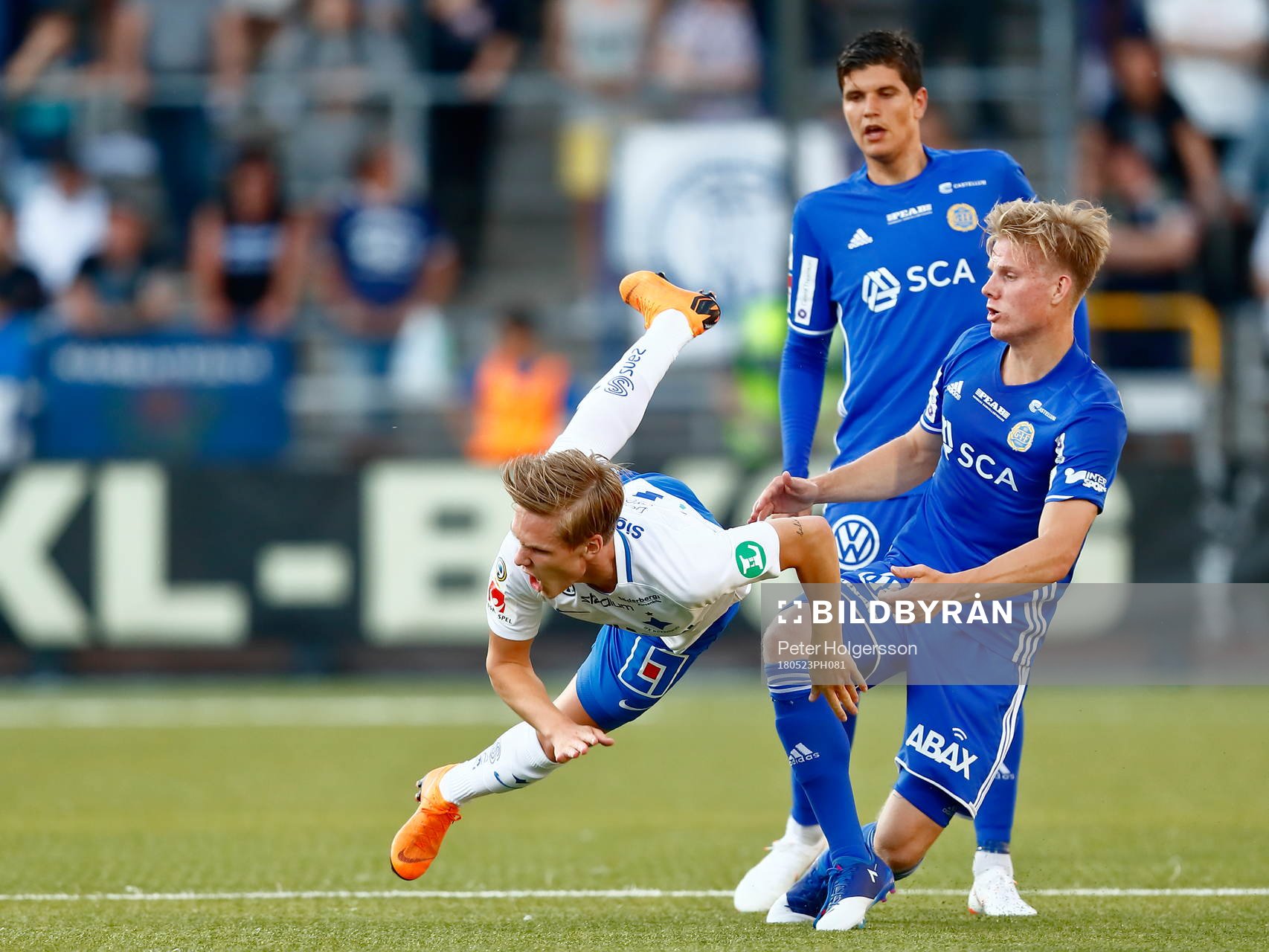 Norrköpings Arnór Sigurdsson stoppas av Sundsvalls Eric