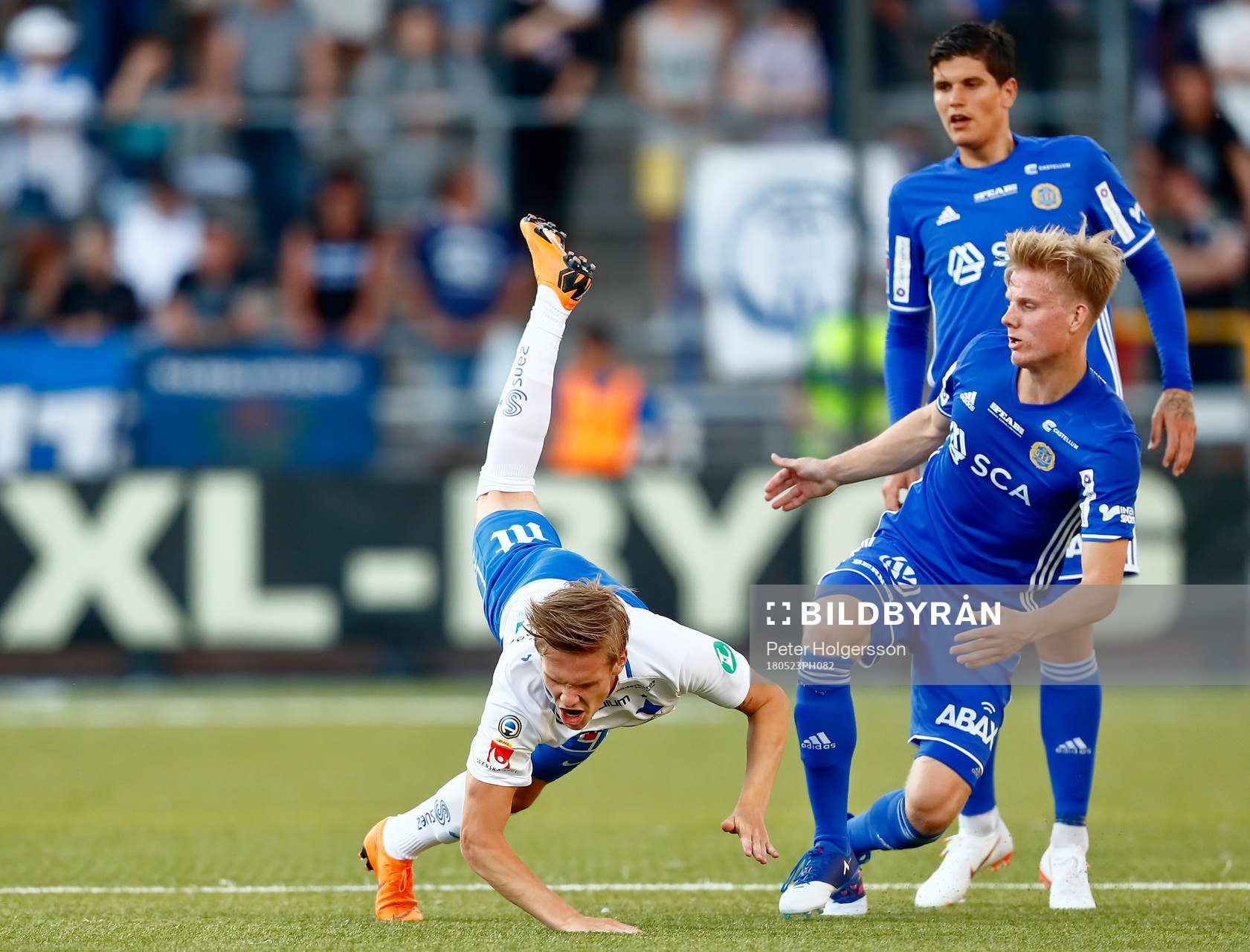 Norrköpings Arnór Sigurdsson stoppas av Sundsvalls Eric