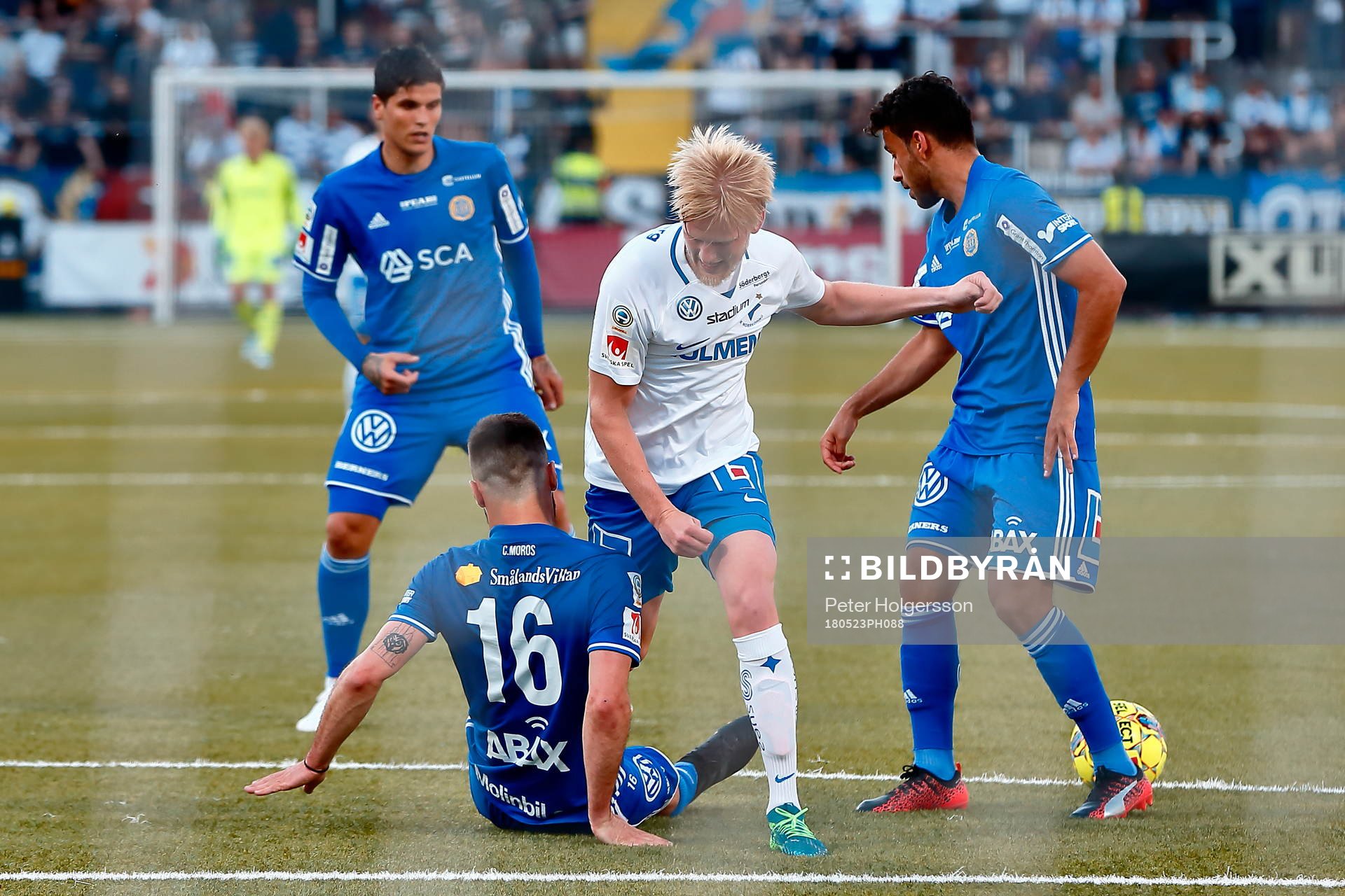 Norrköpings Kalle Holmberg  stoppas av Sundsvalls Carlos