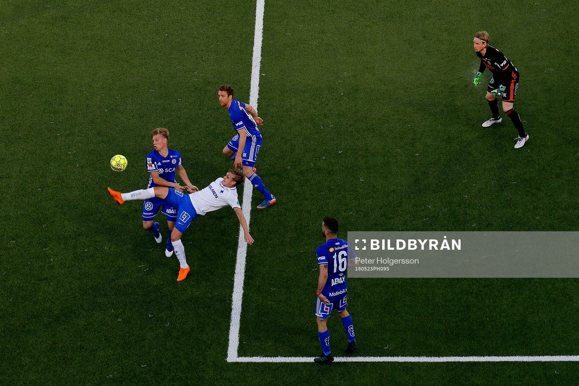 Norrköpings Arnór Sigurdsson försöker göra en