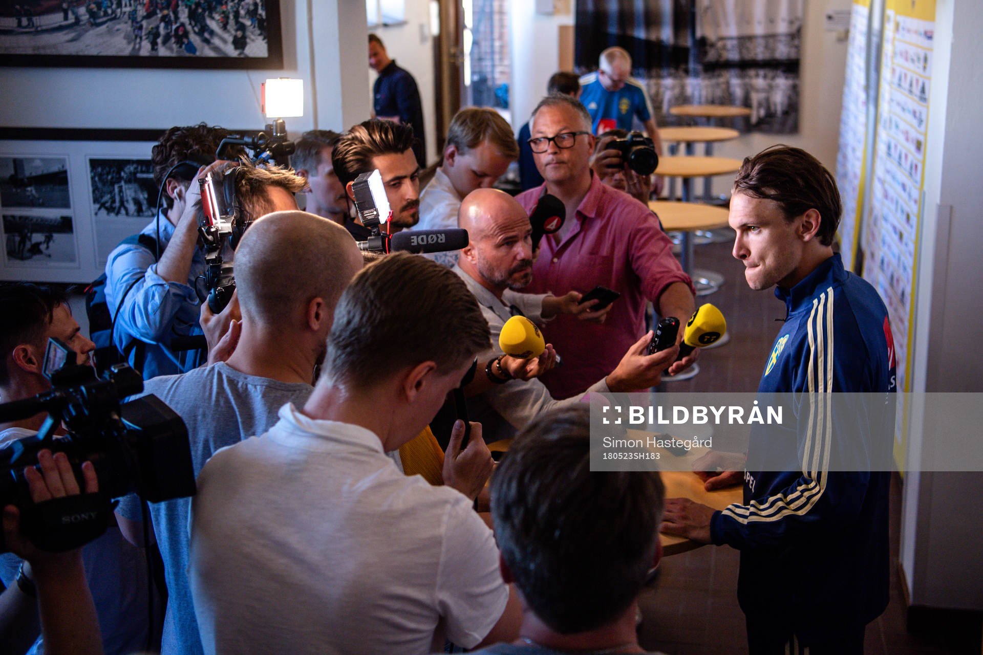 Albin Ekdal i mixed zone efter en träning med Sveriges fotbollslandslag den 23 maj 2018 i Stockholm.