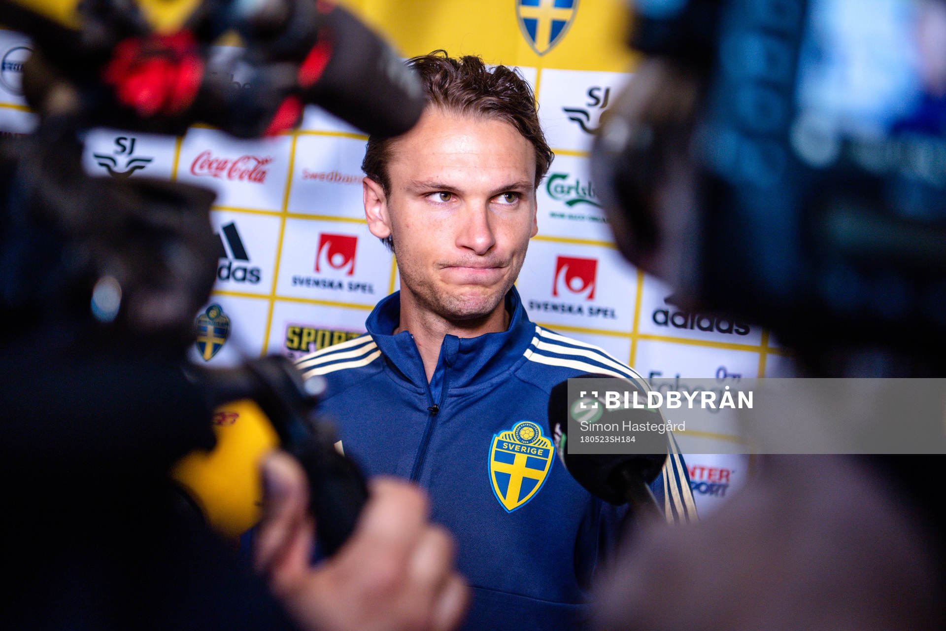 Albin Ekdal i mixed zone efter en träning med Sveriges fotbollslandslag den 23 maj 2018 i Stockholm.