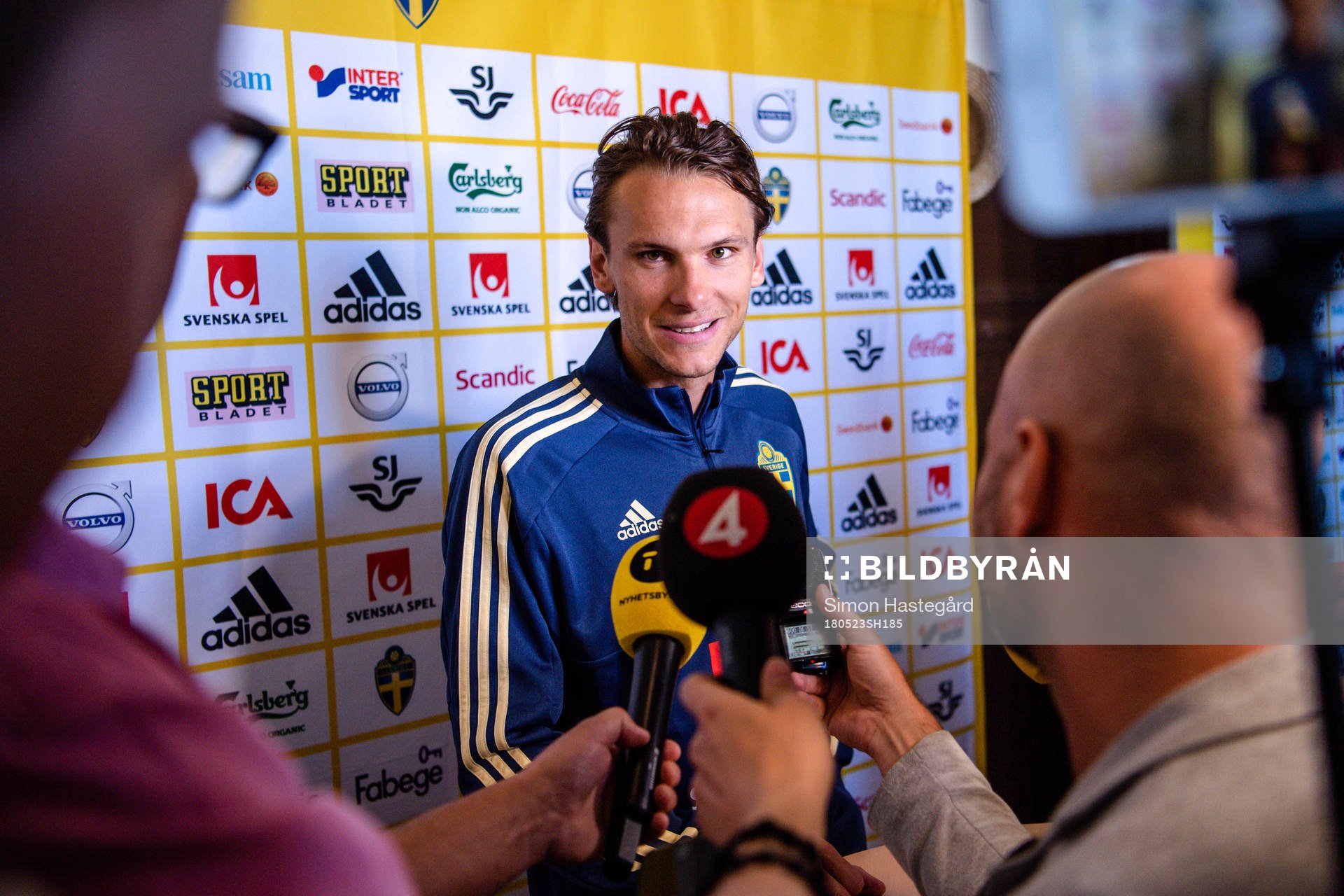 Albin Ekdal i mixed zone efter en träning med Sveriges fotbollslandslag den 23 maj 2018 i Stockholm.