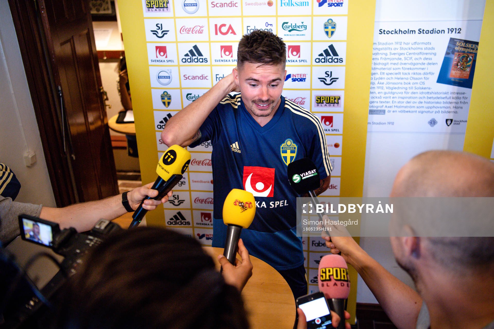 Mikael Lustig  i mixed zone efter en träning med Sveriges fotbollslandslag den 23 maj 2018 i Stockholm.